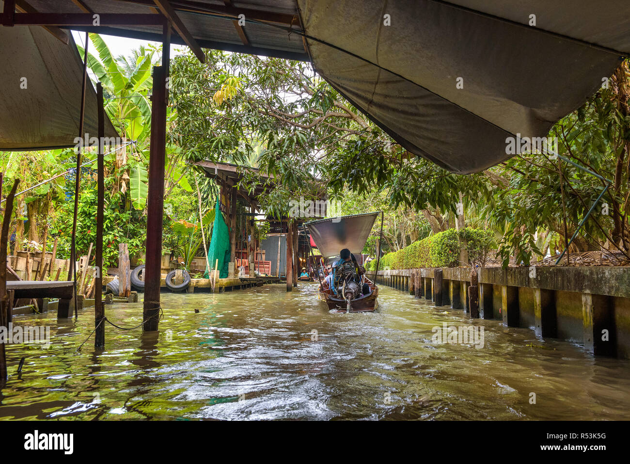 Geschäfte in der berühmten schwimmenden Markt in Thailand Stockfoto
