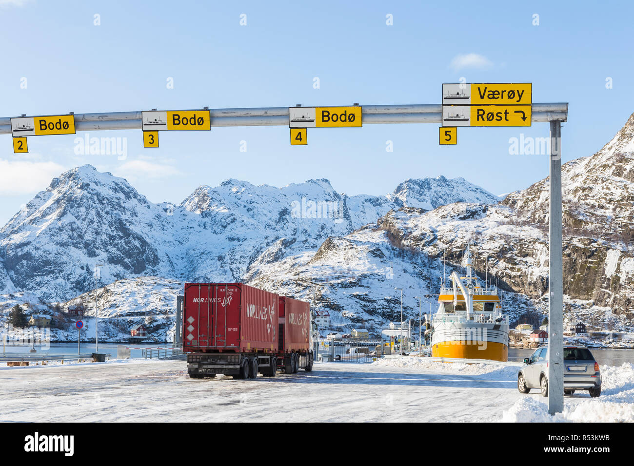 Ein Lkw Queuing in moskenes am Fährhafen nach Bodø Stockfoto