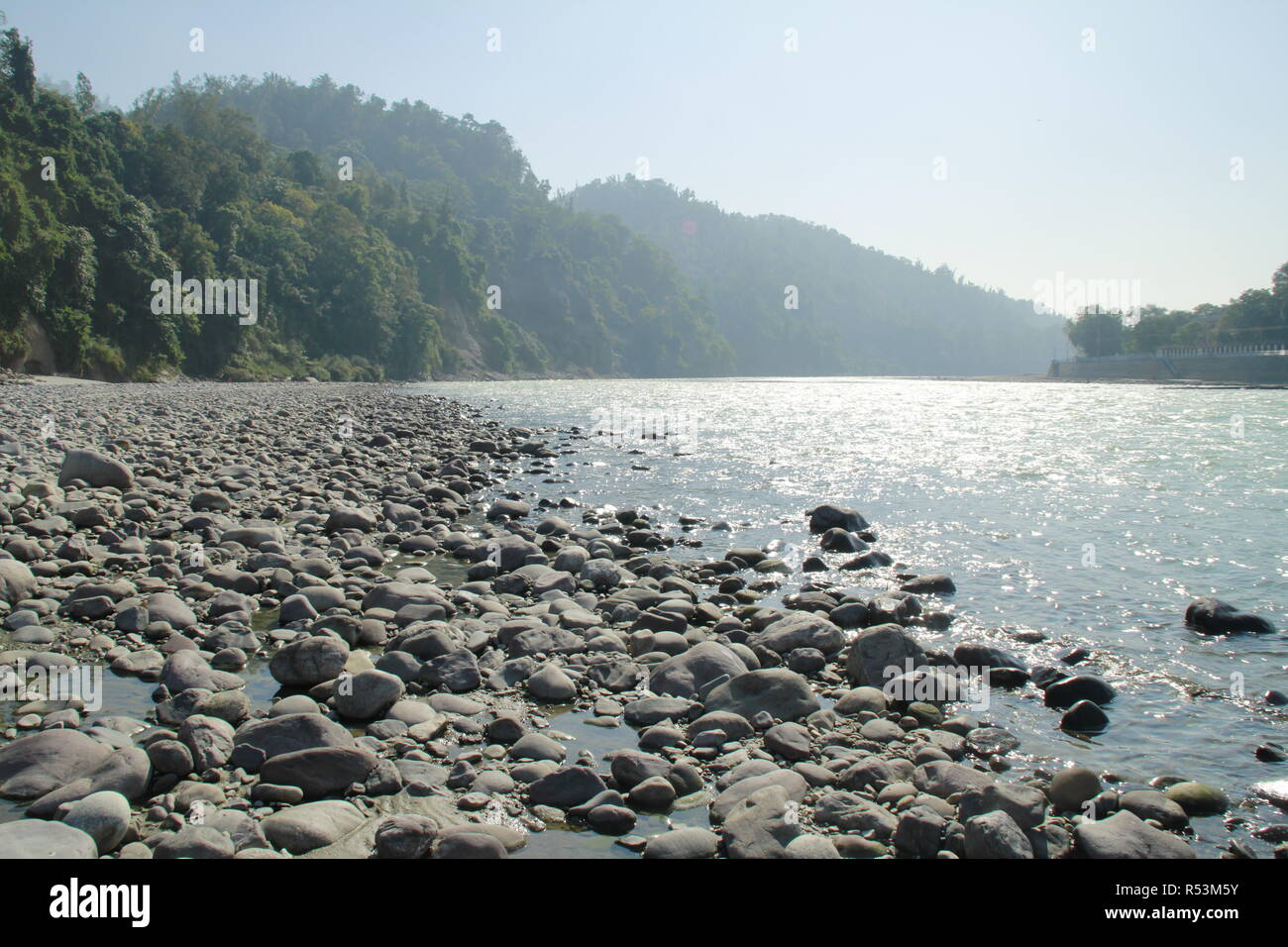 Leben in Rishikesh am Ufer des Flusses Ganga Stockfoto