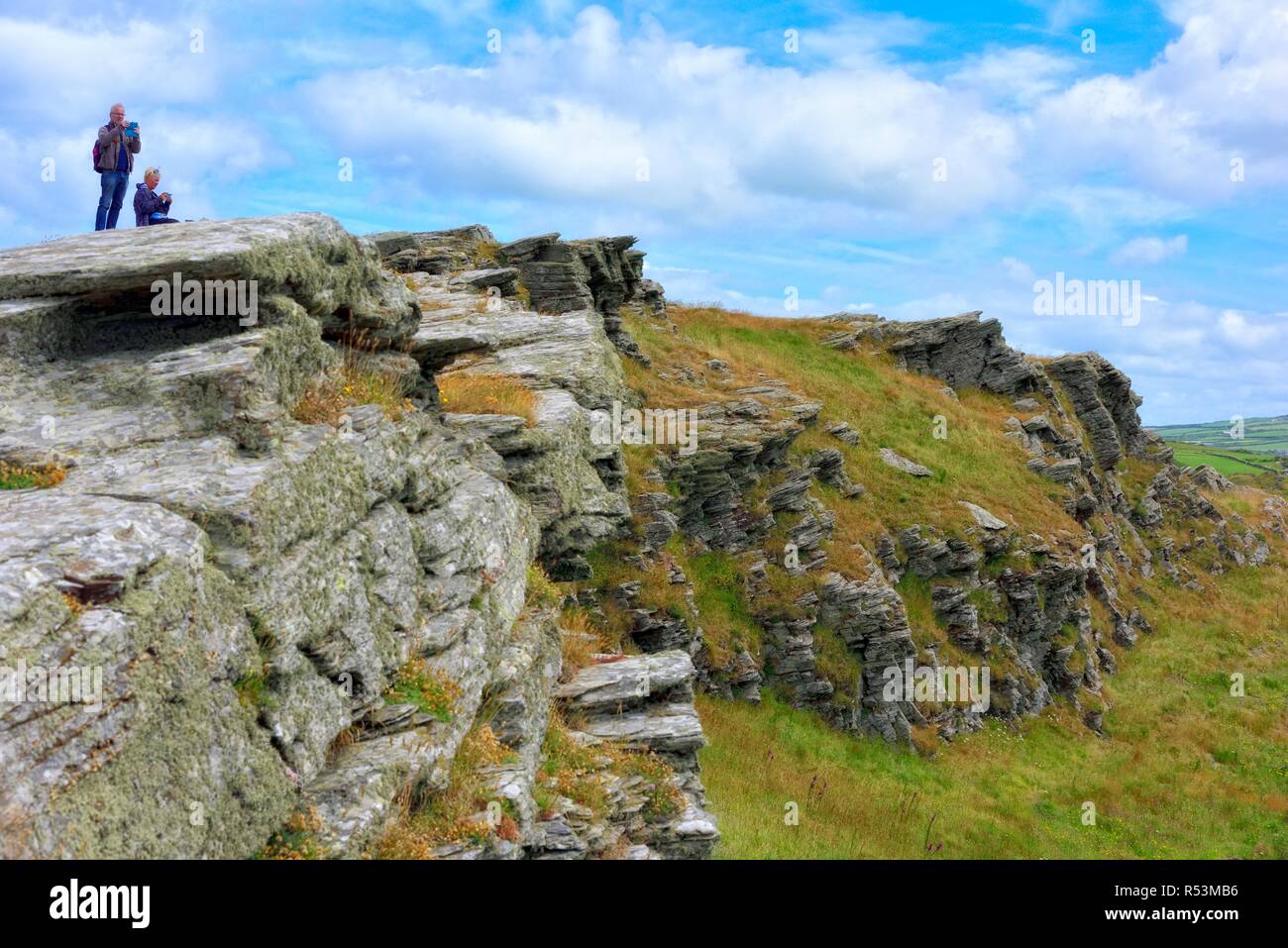 Touristen stehen am Rand einer Klippe, Tintagel Halbinsel, Cornwall, England, Großbritannien Stockfoto