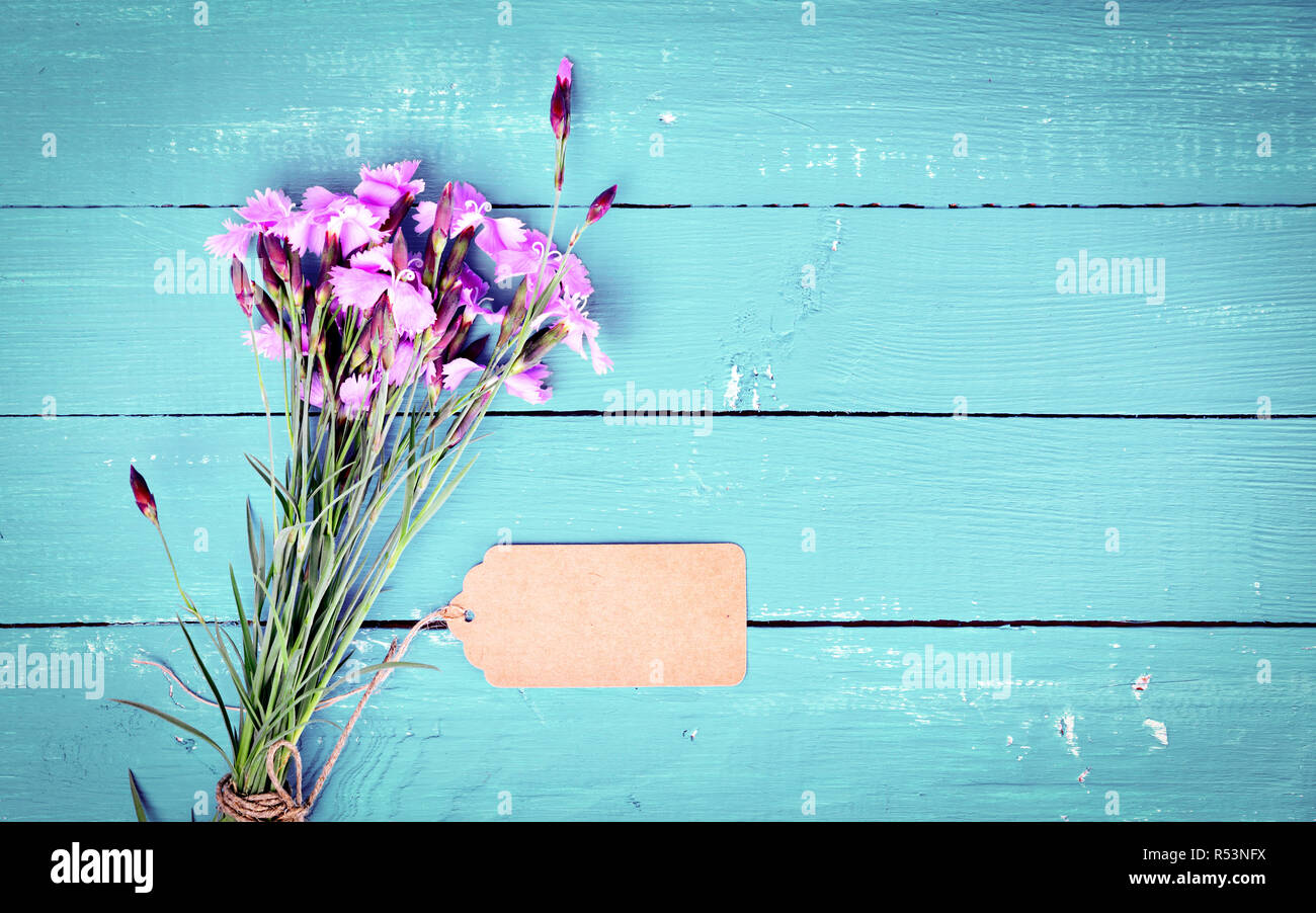 Blumenstrauß aus rosa Nelken mit einem Papier tag Stockfoto