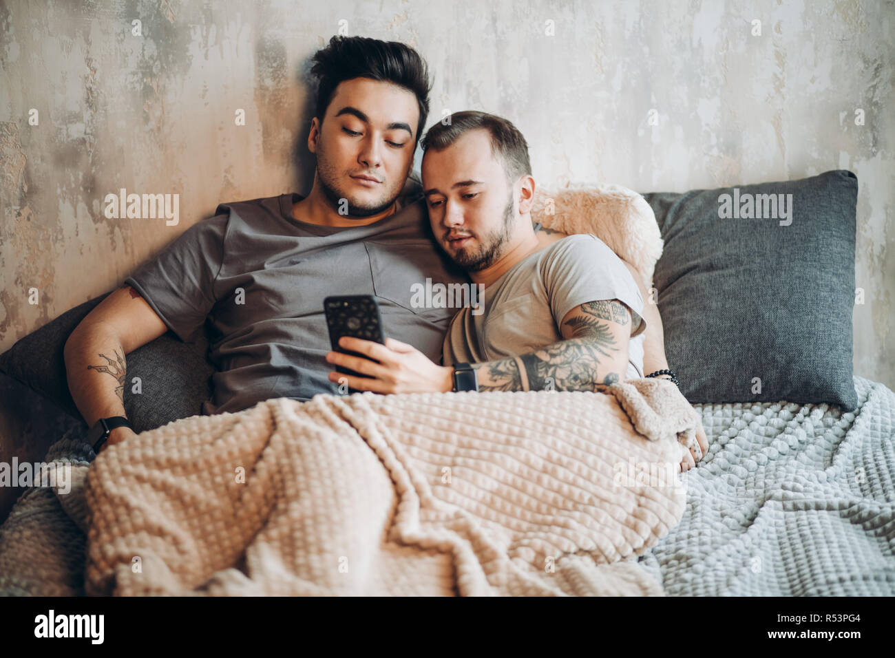 Fröhliche homosexuelle männer liegen im bett Fotos und Bildmaterial in hoher Auflösung Alamy