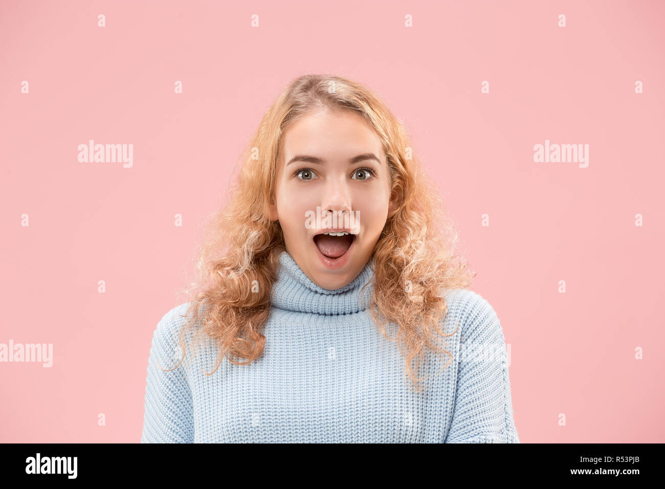 Wow. Schöne weibliche Hälfte - Länge vorne portrait isoliert auf Pink Studio Hintergrund. Junge emotionale überrascht stehende Frau mit offenen Mund. Menschliche Gefühle, Mimik Konzept. Trendige Farben Stockfoto