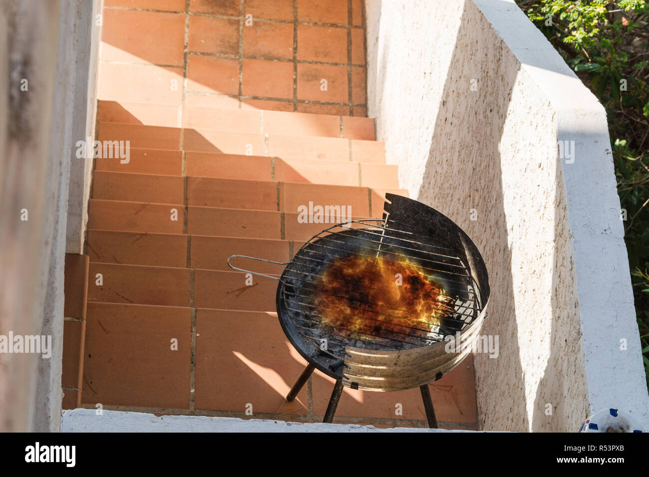 Runde verwendet Holzkohlegrill Stockfoto