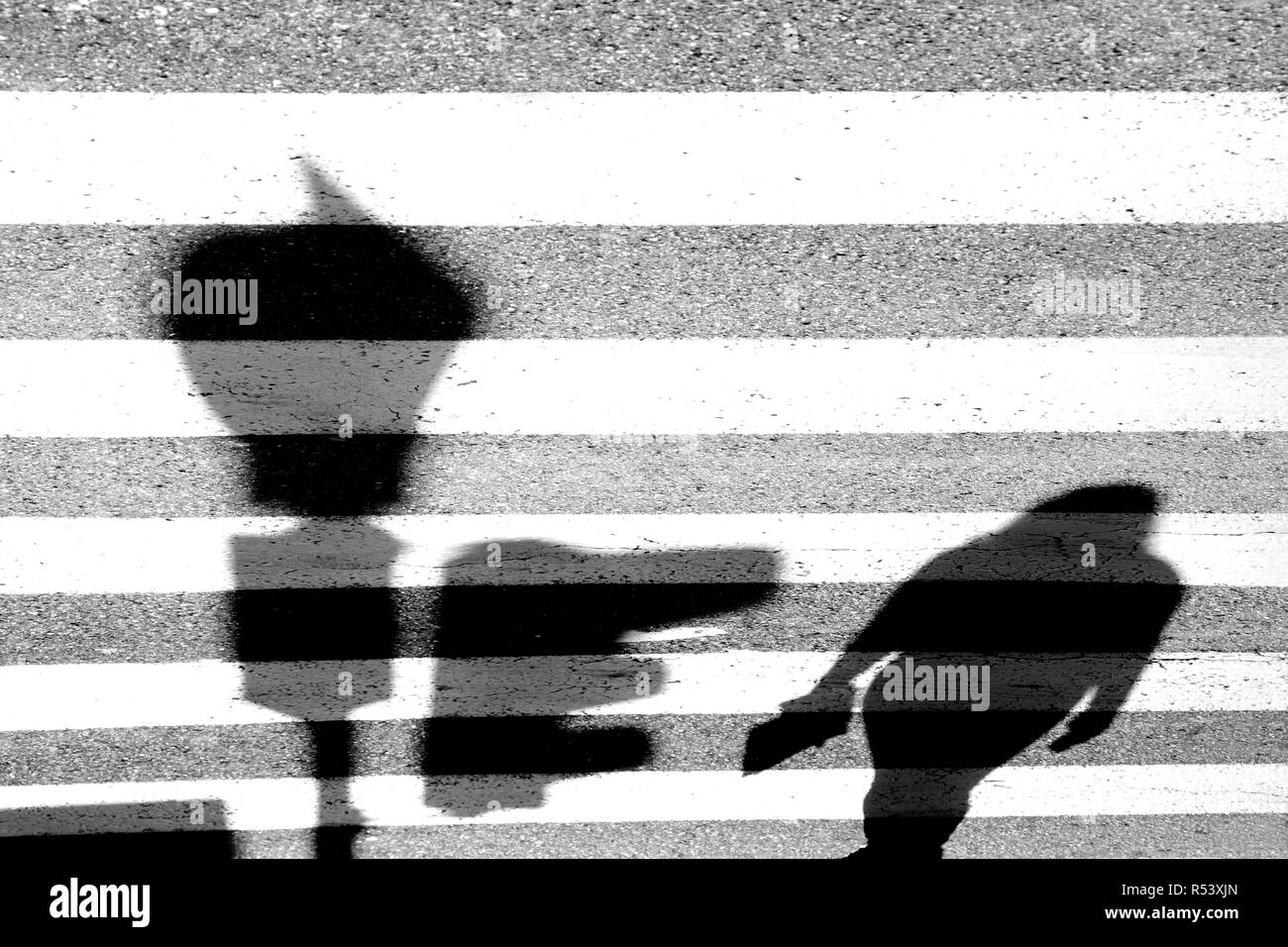 Verschwommene Schatten einer Fußgängerampel die Straße der Stadt Stockfoto