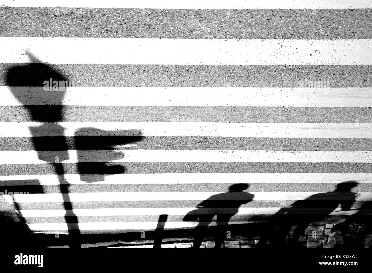 Verschwommene Schatten von Fußgängern waiing bei Zebra sreet Kreuzung mit Ampel Stockfoto