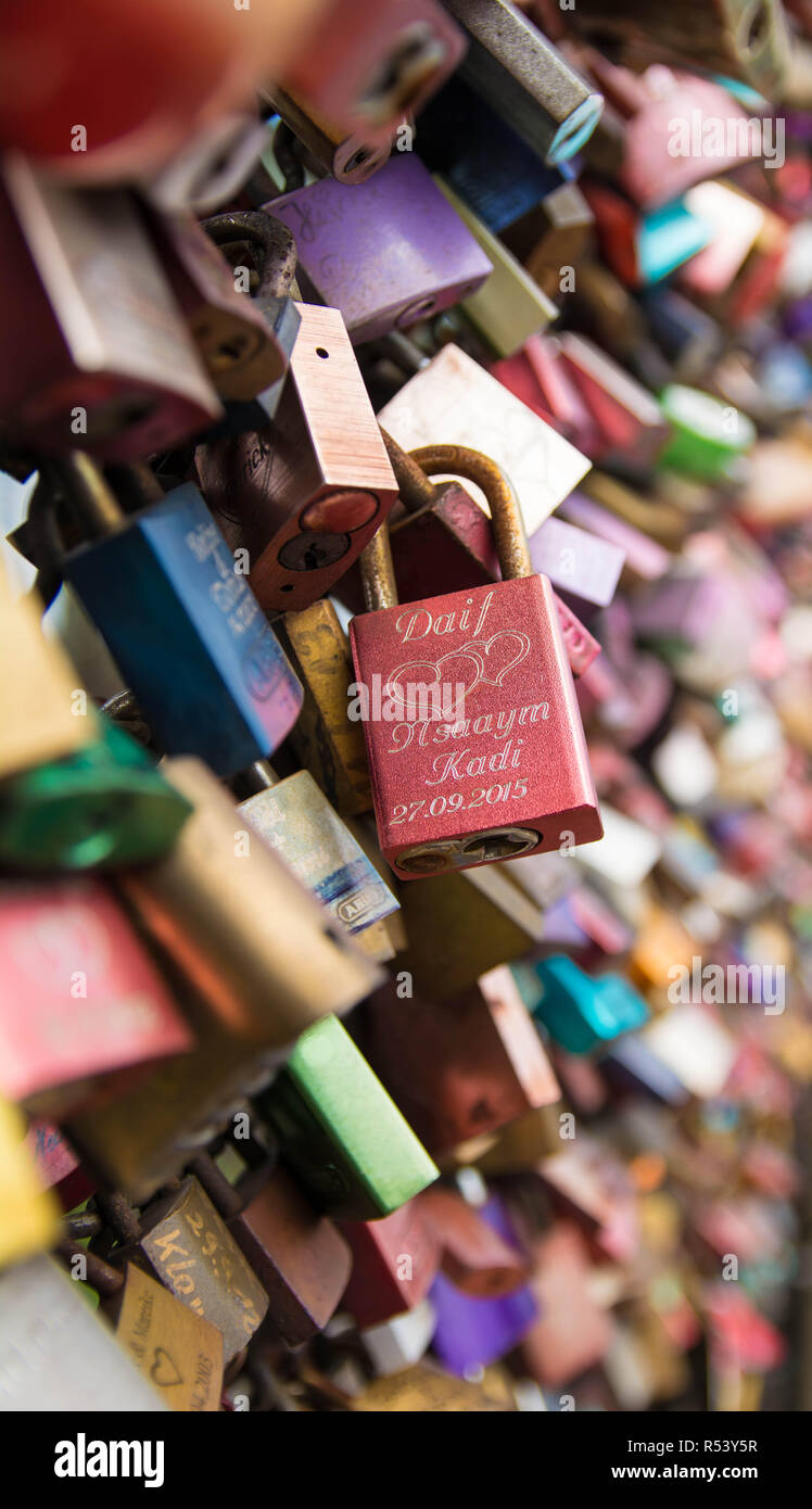 Liebe Schlösser an einer Brücke in Paris Stockfoto