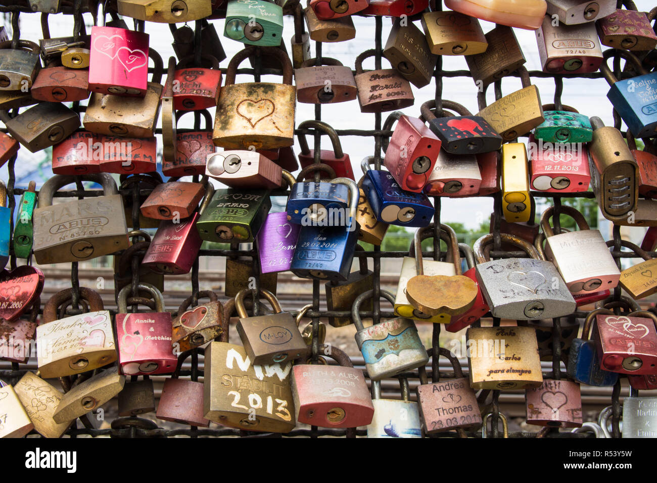 Liebe Schlösser an einer Brücke in Paris Stockfoto