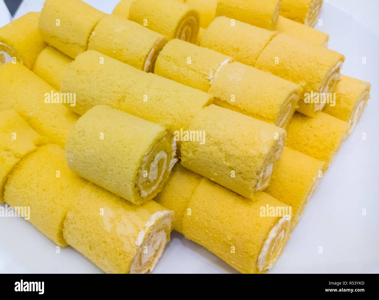 Biskuitkuchen rolle -Fotos und -Bildmaterial in hoher Auflösung – Alamy
