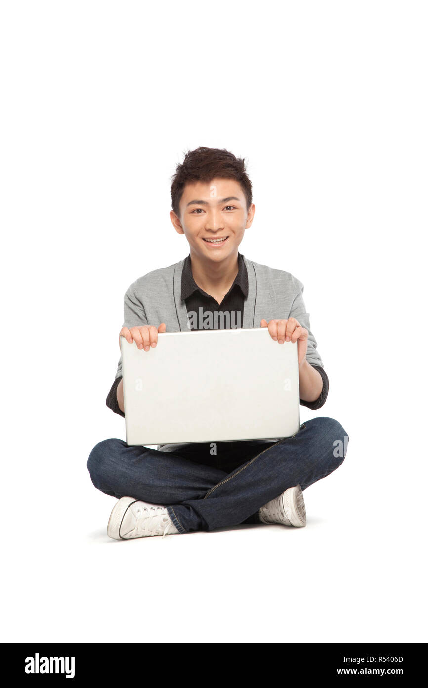 Junger Mann mit einem Laptopcomputer Stockfoto