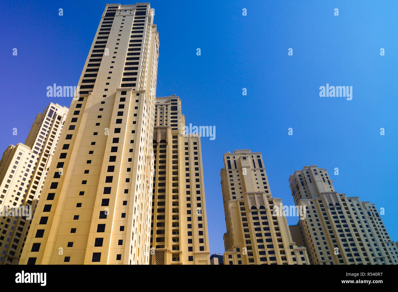 Wolkenkratzer in Dubai von unten gegen den blauen Himmel. Die messlatte. Stockfoto