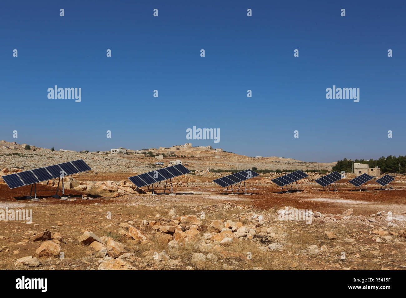 September 22, 2018 - Syrer installieren Sonnenkollektoren als Quelle der Elektrizität in der syrischen Stadt Anjara etwa 15 Kilometer westlich von Aleppo. Viele Syrer resort Solaranlagen zu installieren, um Elektrizität zu erhalten und als Alternative zu Dieselgeneratoren in einem Land waren der Preis für Kraftstoff zehn Mal seit Beginn des Krieges zugenommen hat. Die meisten elektrischen Grid in Syrien hat durch Jahre der Krieg mit vielen Bereichen dezimiert worden, insbesondere unter der Kontrolle von Rebellen, noch ohne Strom. Vor dem Krieg Syrien produziert genug Strom für den inländischen Konsum", sondern auch für den Export Stockfoto