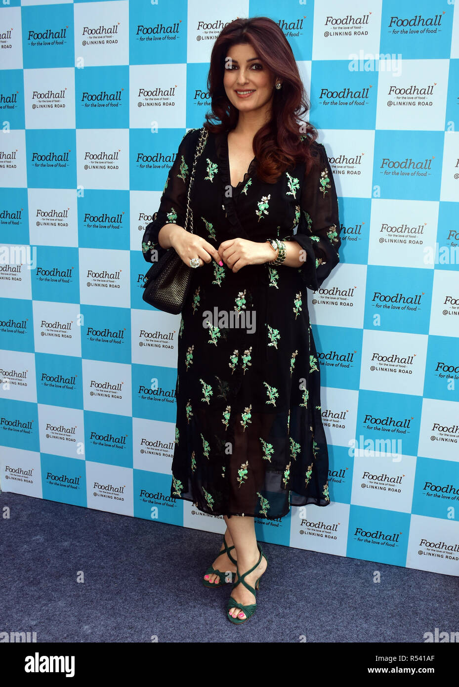 Mumbai, Indien. 28 Nov, 2018. Schauspielerin Twinkle Khanna während der Eröffnung der FOODHALL superstore durch die zukünftige Gruppe, verteilt auf vier Ebenen und 25.000 qm an den SantaCruz-Router in Mumbai gesehen. Credit: Azhar Khan/SOPA Images/ZUMA Draht/Alamy leben Nachrichten Stockfoto
