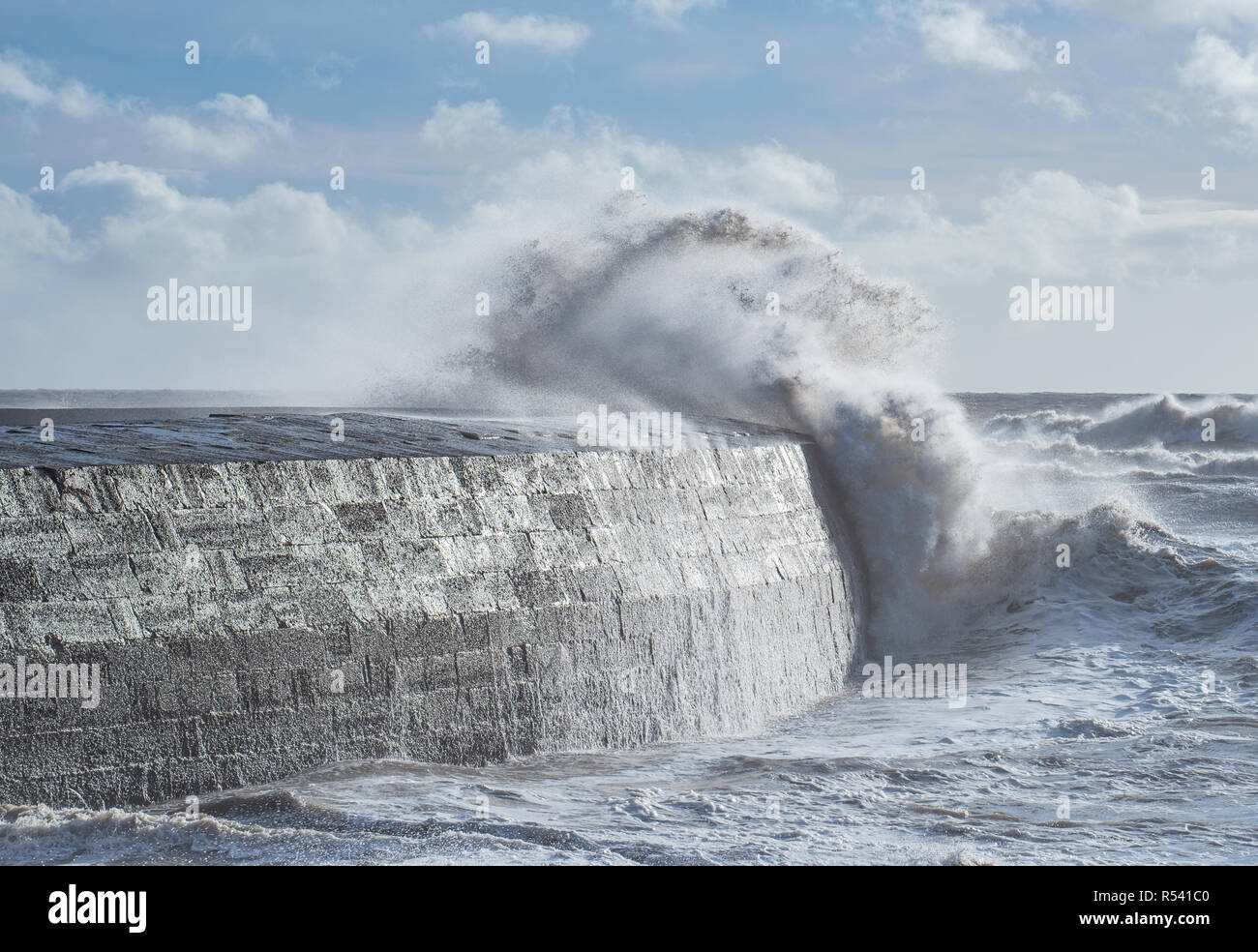 Lyme Regis, Dorset, Großbritannien. 29. November 2018. UK Wetter: Sturm Diana zerschlägt den Cobb in Lyme Regis. Credit: Celia McMahon/Alamy leben Nachrichten Stockfoto