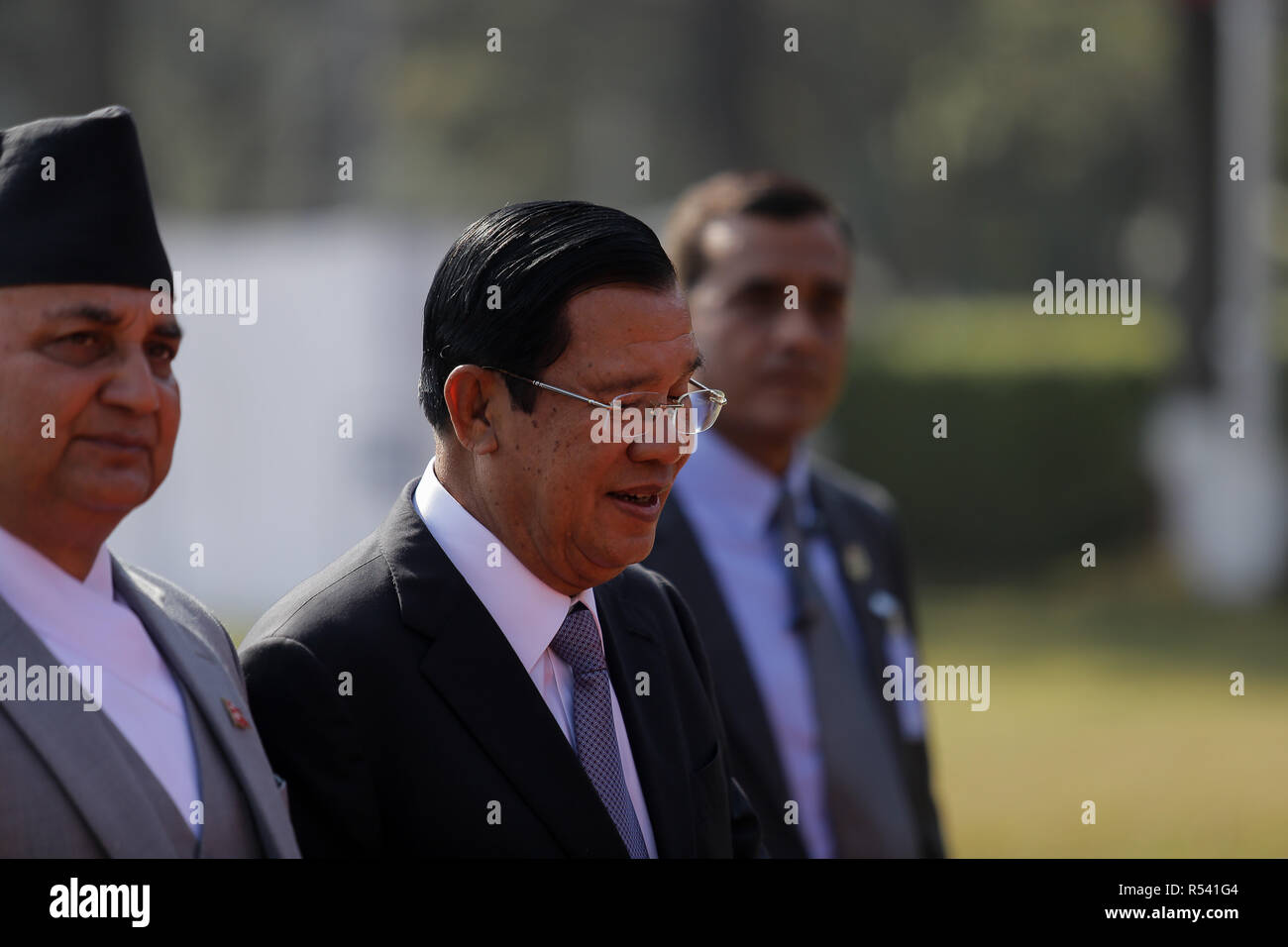 Kathmandu, Nepal. 29. November 2018. Ministerpräsident Kambodschas, Hun Sen kommt an den internationalen Flughafen Tribhuvan in Asien-pazifik-Gipfel 2018, die vom 30. November bis 3. Dezember in Kathmandu statt finden wird, teilnehmen. Credit: SOPA Images Limited/Alamy leben Nachrichten Stockfoto