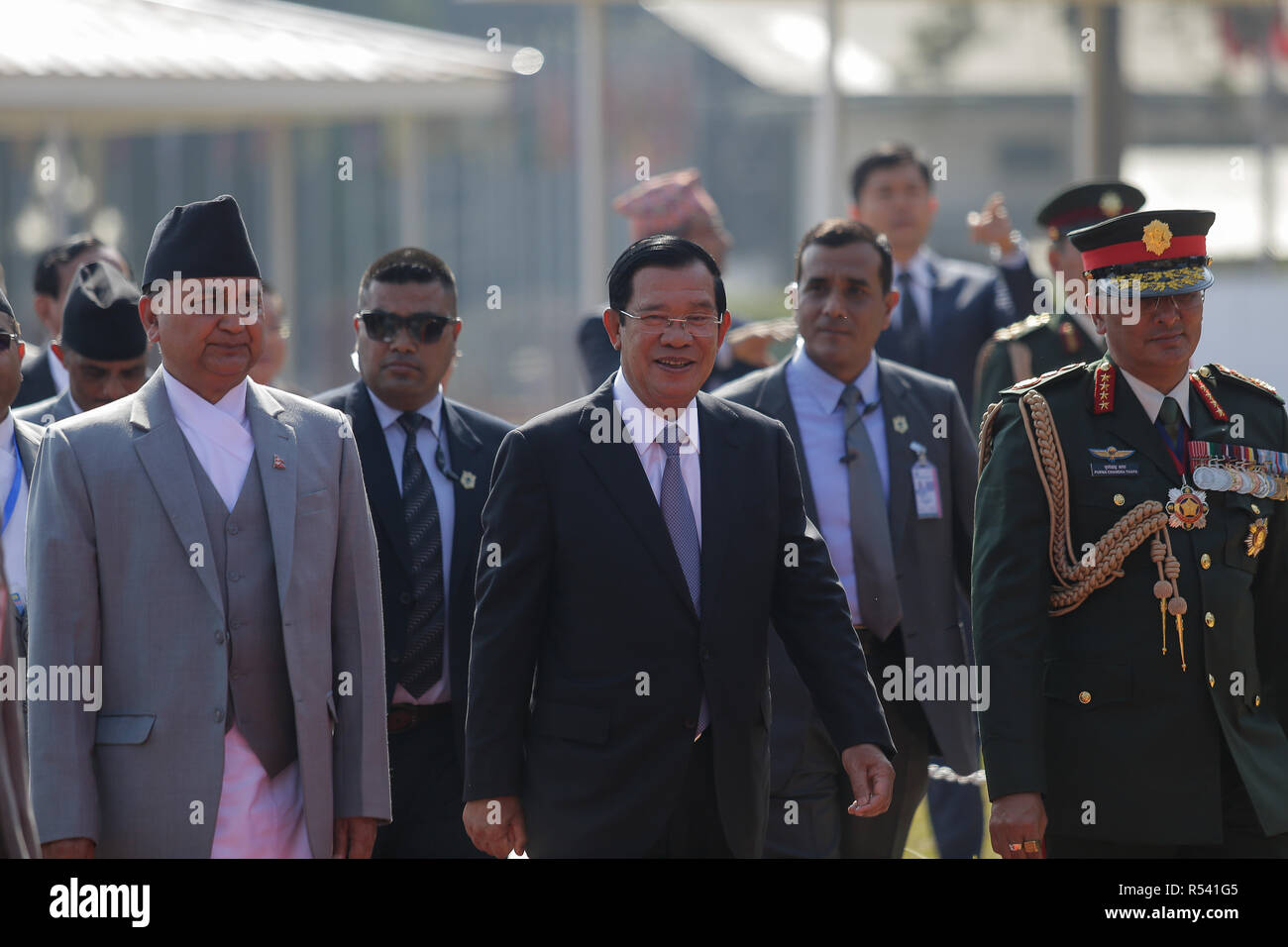 Kathmandu, Nepal. 29. November 2018. Ministerpräsident Kambodschas, Hun Sen kommt an den internationalen Flughafen Tribhuvan in Asien-pazifik-Gipfel 2018, die vom 30. November bis 3. Dezember in Kathmandu statt finden wird, teilnehmen. Credit: SOPA Images Limited/Alamy leben Nachrichten Stockfoto