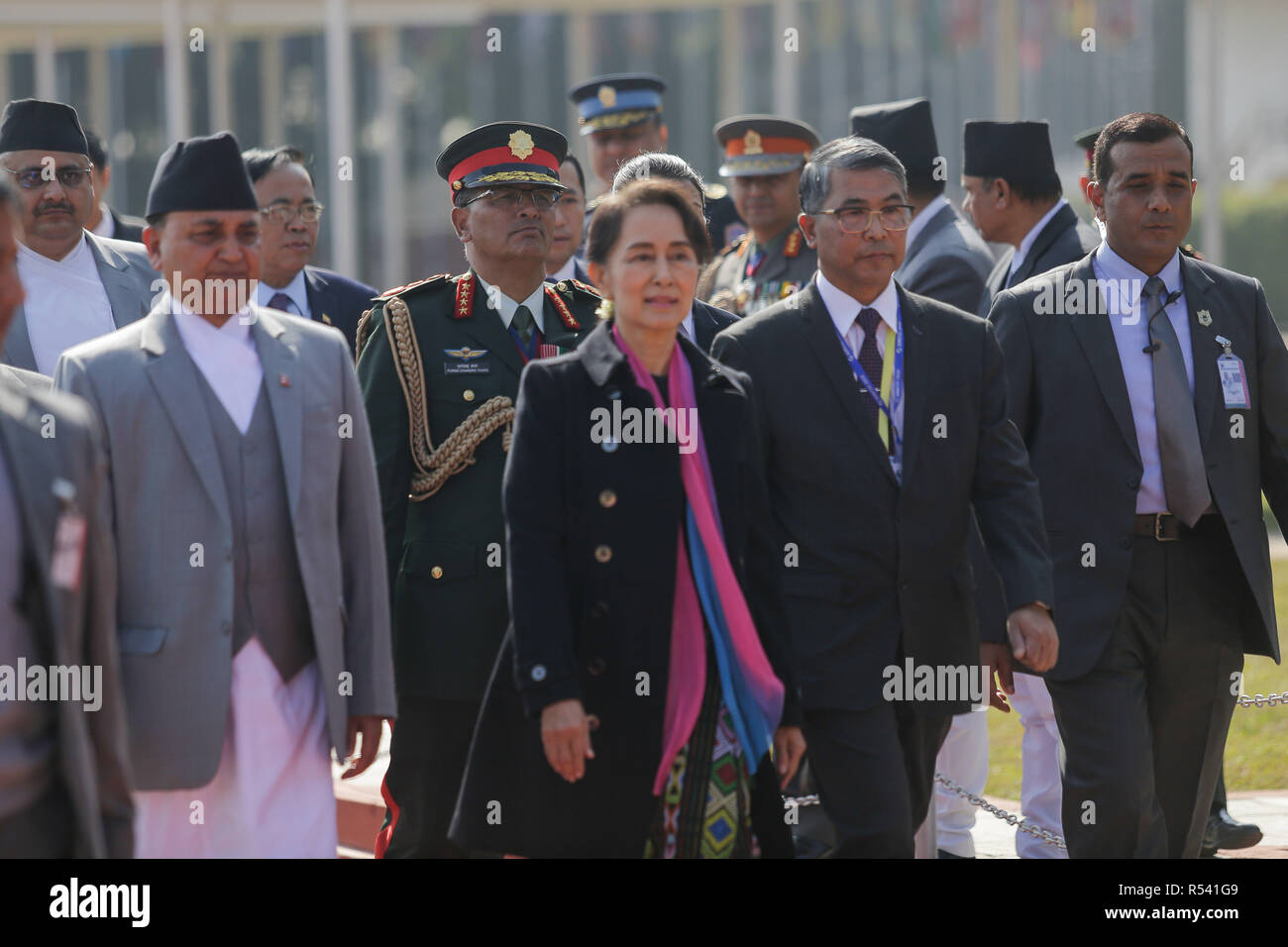 Kathmandu, Nepal. 29. November 2018. Die Berater von Myanmar Aung San Suu Kyi kommt an den internationalen Flughafen Tribhuvan in Asien-pazifik-Gipfel 2018, die vom 30. November bis 3. Dezember in Kathmandu statt finden wird, teilnehmen. Credit: SOPA Images Limited/Alamy leben Nachrichten Stockfoto