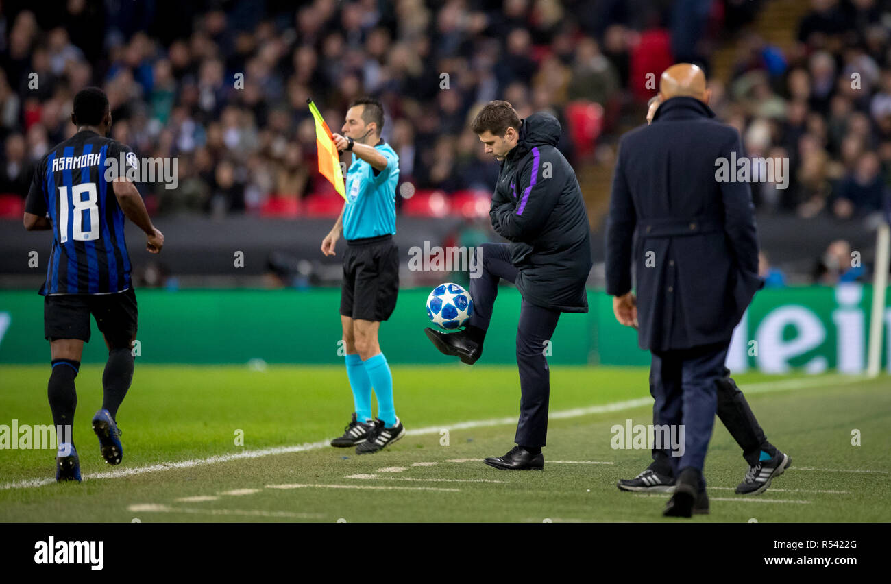 London, Großbritannien. 28. November 2018. Sporne Manager Mauricio Pochettino steuert die Kugel während der UEFA Champions League Match zwischen den Tottenham Hotspur und Internazionale im Wembley Stadion, London, England am 28. November 2018. Foto von Andy Rowland. Credit: Andrew Rowland/Alamy leben Nachrichten Stockfoto