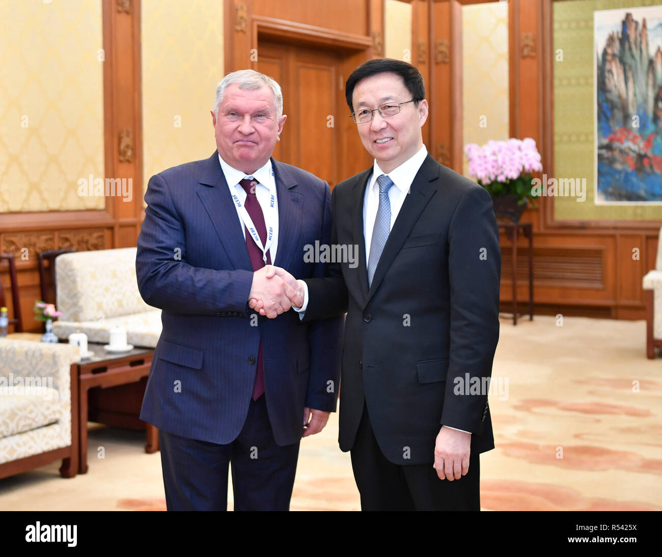 (181129) - Peking, November 29, 2018 (Xinhua) - Chinesische Vice Premier Han Zheng (R), auch ein Mitglied des Ständigen Ausschusses des Politbüros der Kommunistischen Partei Chinas Zentralausschuss, trifft sich mit Igor Setschin, der Exekutivsekretär der Kommission des Präsidenten der Russischen Föderation für die strategische Entwicklung der Kraftstoff- und Energiewirtschaft und Umwelt Sicherheit, in Peking, der Hauptstadt von China, Nov. 29, 2018. Setschin, auch Leiter der russische Ölkonzern Rosneft, war in Peking die China-Russia Energie Business Forum zu besuchen. (Xinhua / Yin Bogu) (hxy) Stockfoto