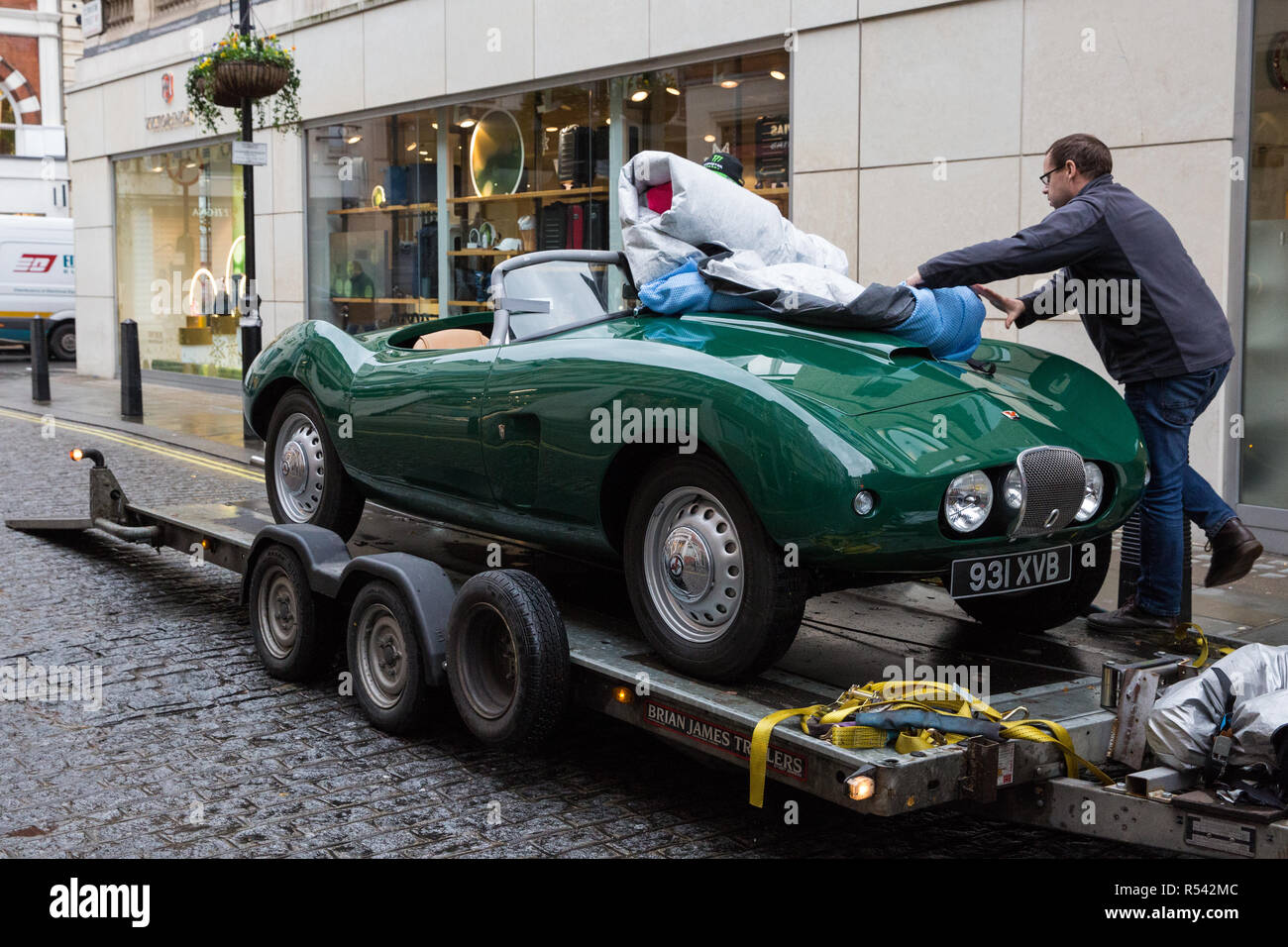 London, Großbritannien. 29. November 2018. Bonhams' Personal bewegen 1954 Arnolt-Bristol Bolide Roadster, eine von nur 130, in der Vorbereitung für eine Versteigerung von historischen und leistungsstarke Renn- und Straßenwagen. Zu den Highlights gehören ein Le Mans Klasse preisgekrönte Jaguar XJ220C angetrieben von David Coulthard (£ 2,200,000-2, 800.000), ein Lister Jaguar Knubbeligen (2,200,000-2 £ 800.000) und eine 1958 BMW 507 von seinem Entwerfer besessen, sowie Ferrari, Aston Martins, Bentleys, Porsches und Jaguare. Credit: Mark Kerrison/Alamy leben Nachrichten Stockfoto