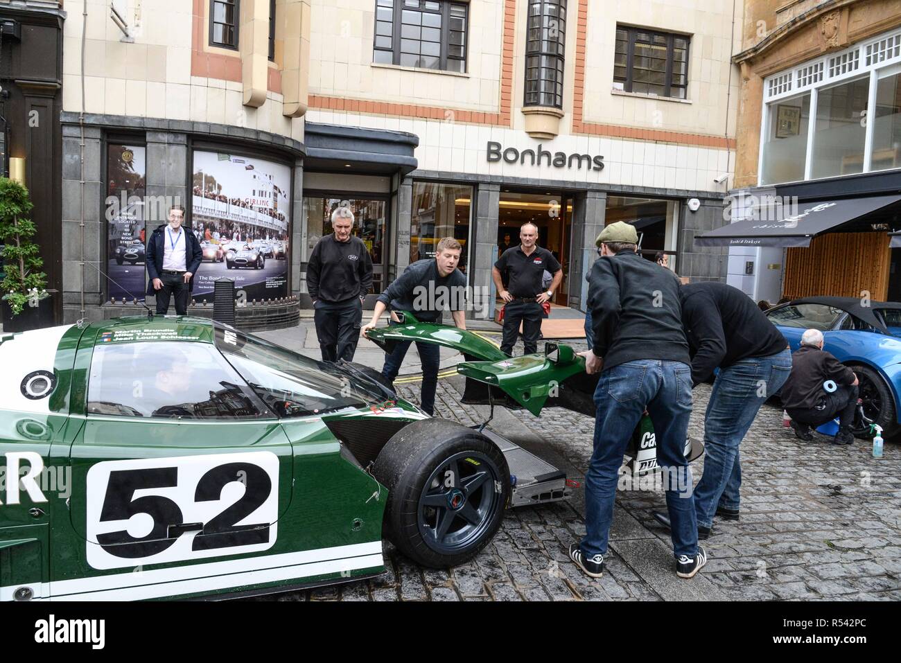 London, Großbritannien. 29 Nov, 2018. Die Vorderseite des 1985 TWR Jaguar XJR-6 Welt enduance Meisterschaft Gruppe C Coupé wird entfernt, das Auto bis zu einer Rampe und in Bonhams geschätzten £ 2.200.000 - £ 2.800, 00. Credit: Claire Doherty/Alamy leben Nachrichten Stockfoto