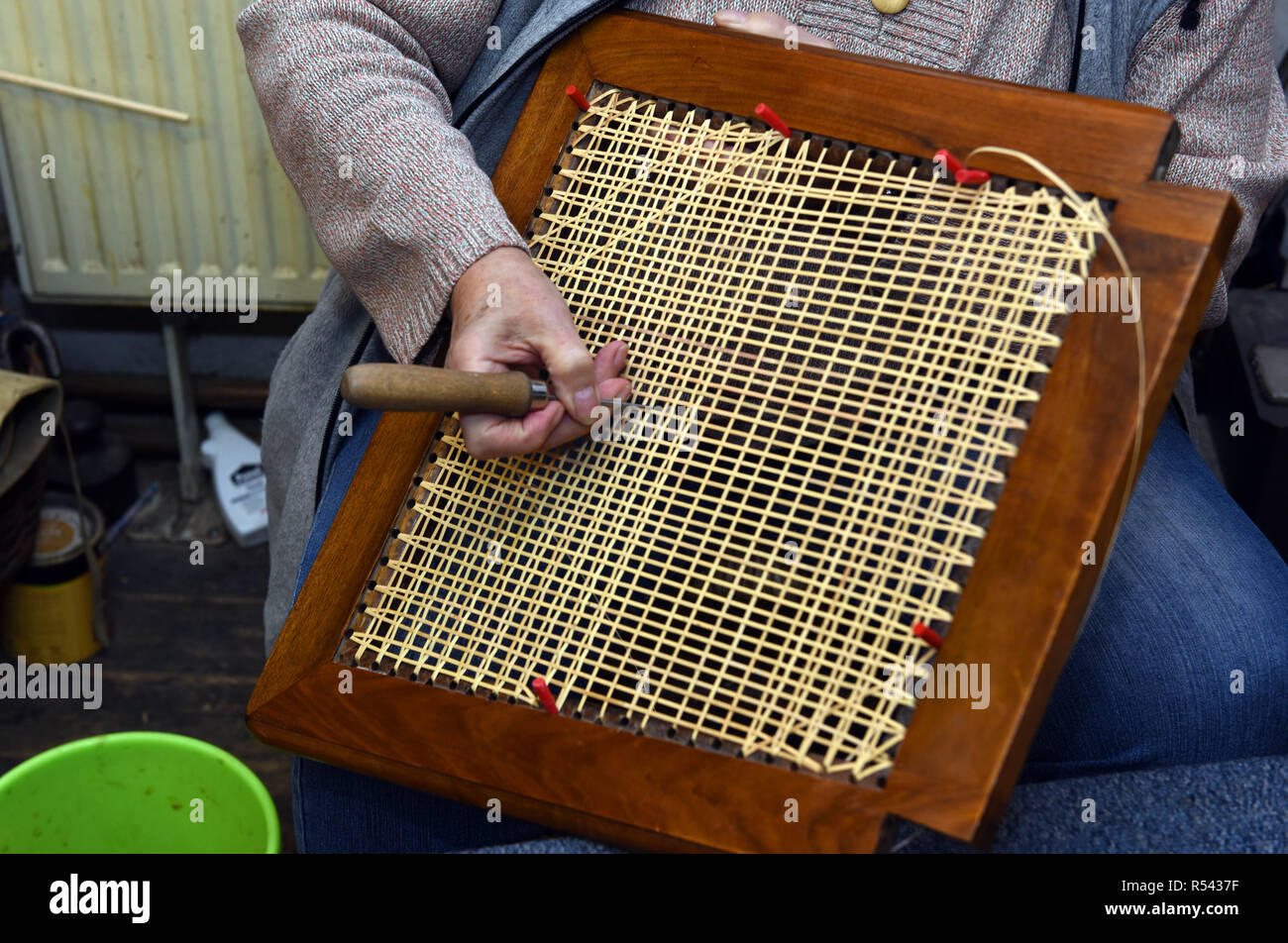 28. November 2018, Nordrhein-Westfalen, Düsseldorf: Angelika Turrek, die  Mutter von Korb - binder Julia Turrek, Arbeiten in der Werkstatt des Shop  auf dem Sitz einer rattan Stuhl. Foto: Horst Ossinger/dpa Stockfotografie -  Alamy