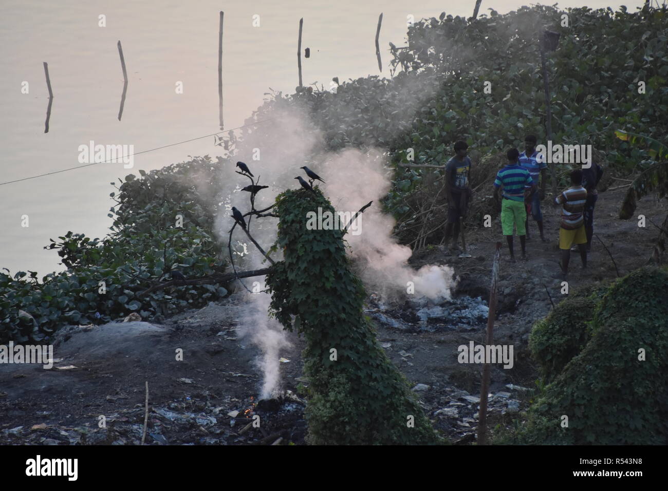 Salt Lake City, Kolkata, Indien. 29. November 2018. Verbrennung von Müll in der offenen verursacht erhebliche Luftverschmutzung auf der Kolkata metropolitan area in Indien im Winter. Credit: Biswarup Ganguly/Alamy leben Nachrichten Stockfoto