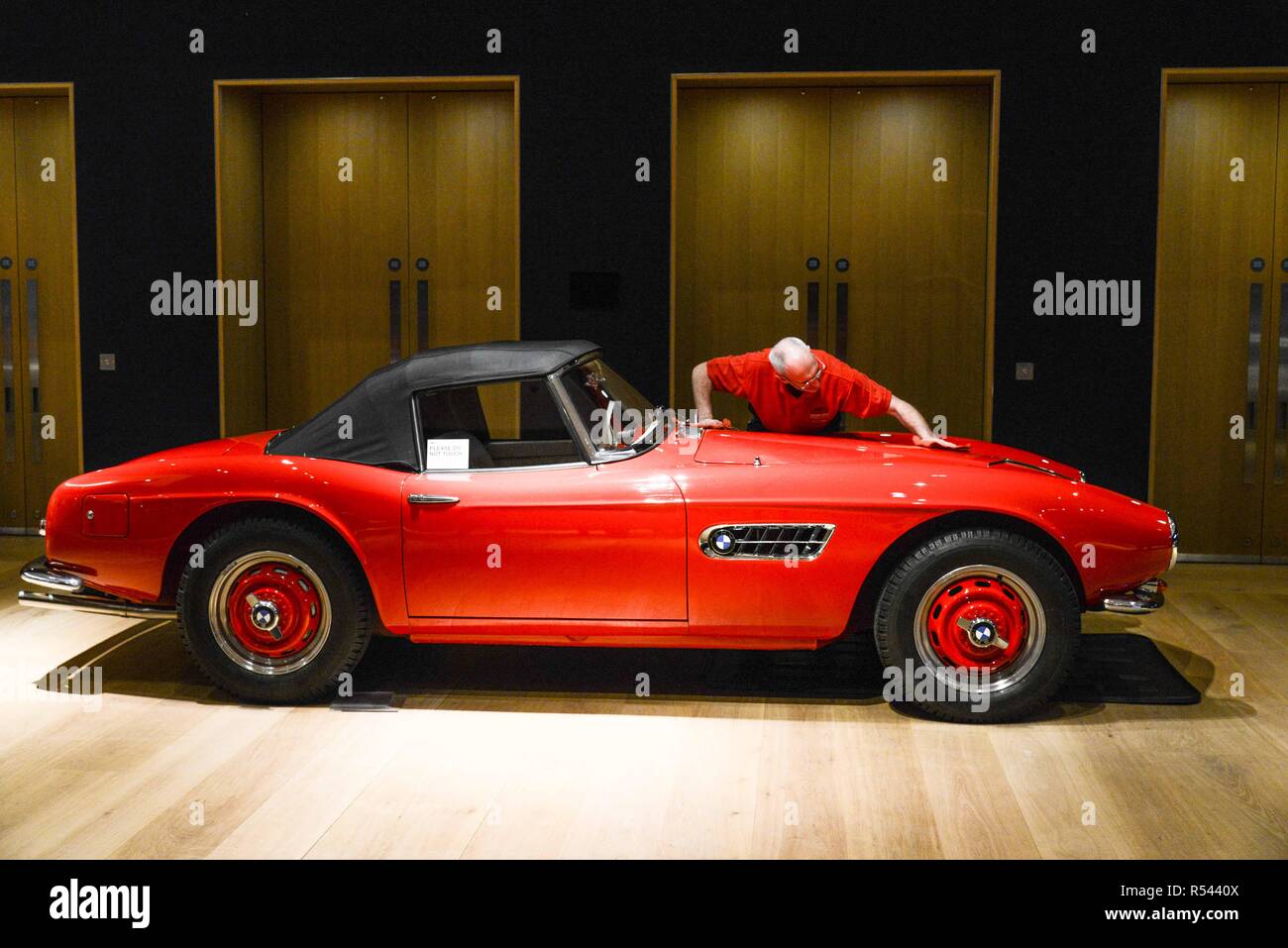 London, Großbritannien. 29. November 2018: Ein Mitarbeiter Polituren eine 1958 BMW 507 3,2 Liter Serie II roadstar an der Presse Vorschau von Bonhams Verkauf. Credit: Claire Doherty/Alamy leben Nachrichten Stockfoto