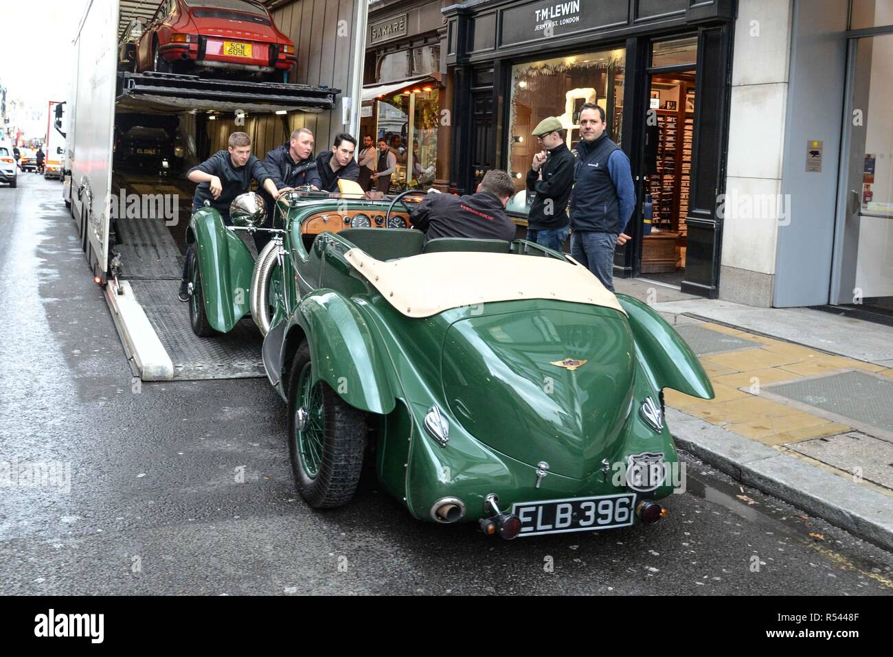 London, Großbritannien. 29. November 2018: Eine 1937 Lagonda LG45 Rapide Tourer ist unbelastet von einem van auf New Bond Street. Schätzung £ 750.000 - 850.000. Credit: Claire Doherty/Alamy leben Nachrichten Stockfoto