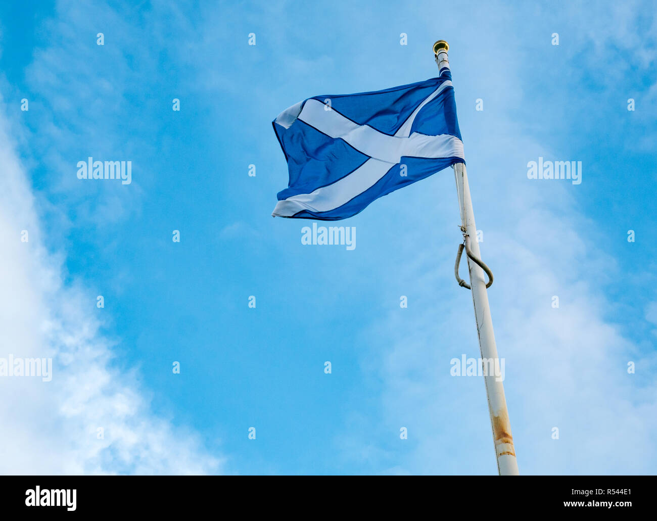 Schottland, Vereinigtes Königreich, 29. November 2018. Schottische Nationalflagge, das St Andrews Kreuz oder Saltire fliegen im Wind auf einem Fahnenmast Stockfoto