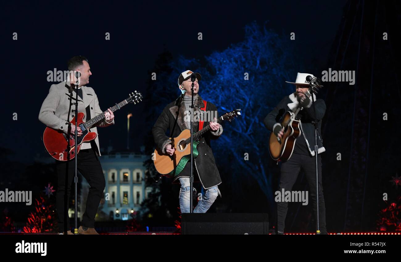 American Country Musik Duo LOCASH während der National Christmas Tree Lighting Zeremonie auf der Ellipse 28. November 2018 in Washington, D.C. durchführen Stockfoto