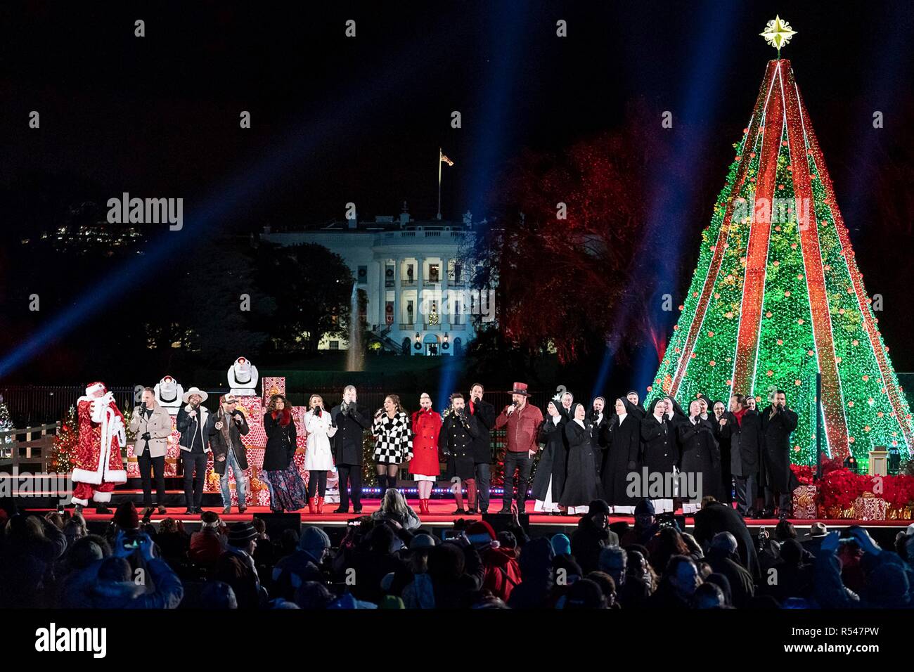 Santa Clause und die gesamte Besetzung der ausübenden Künstler singen während des Grand Finale in die Beleuchtung der National Christmas Tree Zeremonie auf der Ellipse 28. November 2018 in Washington, D.C. Stockfoto