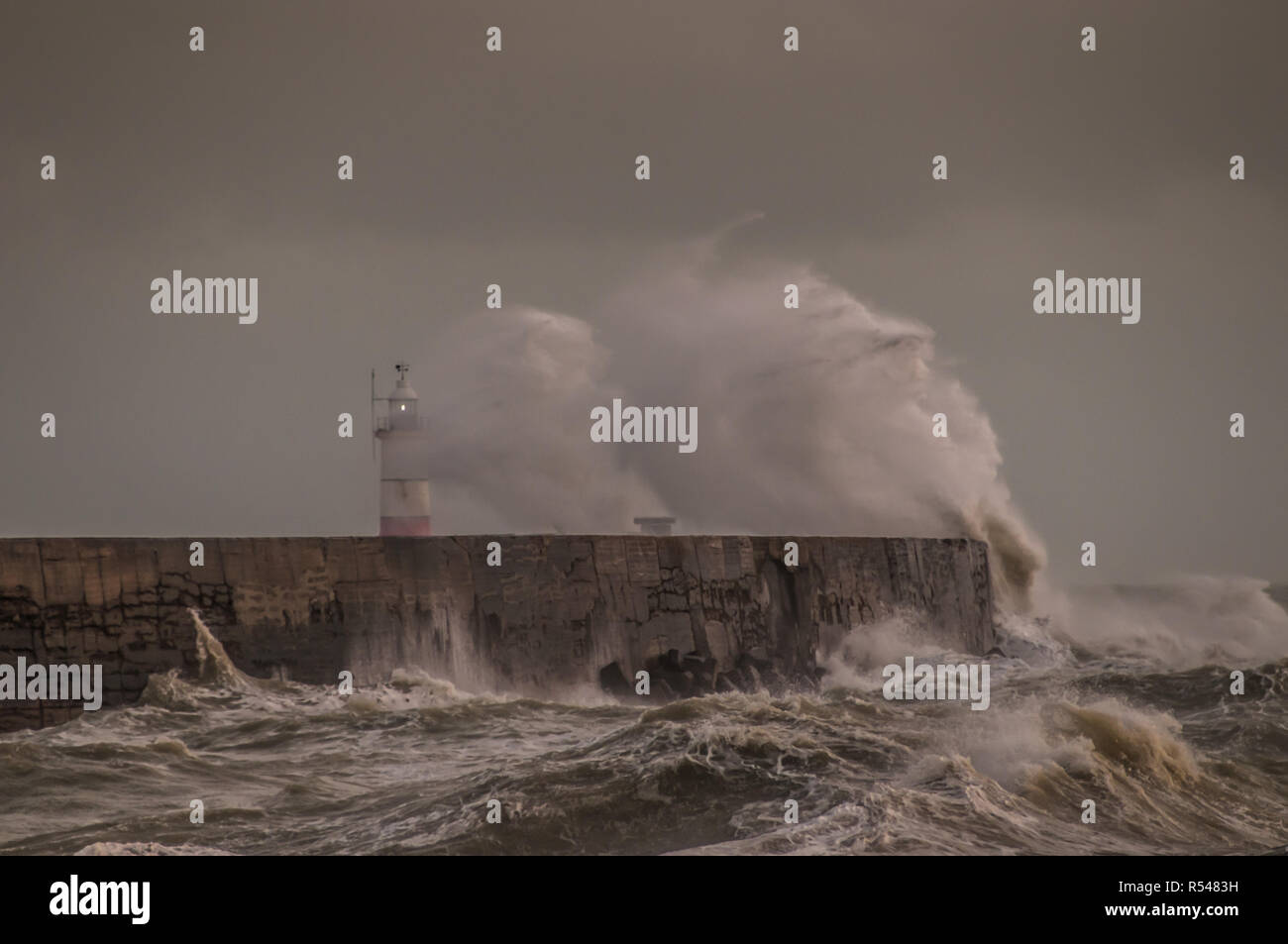 Newhaven, East Sussex, Großbritannien. Nov. 2018. Wetter in Großbritannien: Mehr Wind aus dem Südwesten peitscht die Wellen an der Südküste hoch. Stockfoto