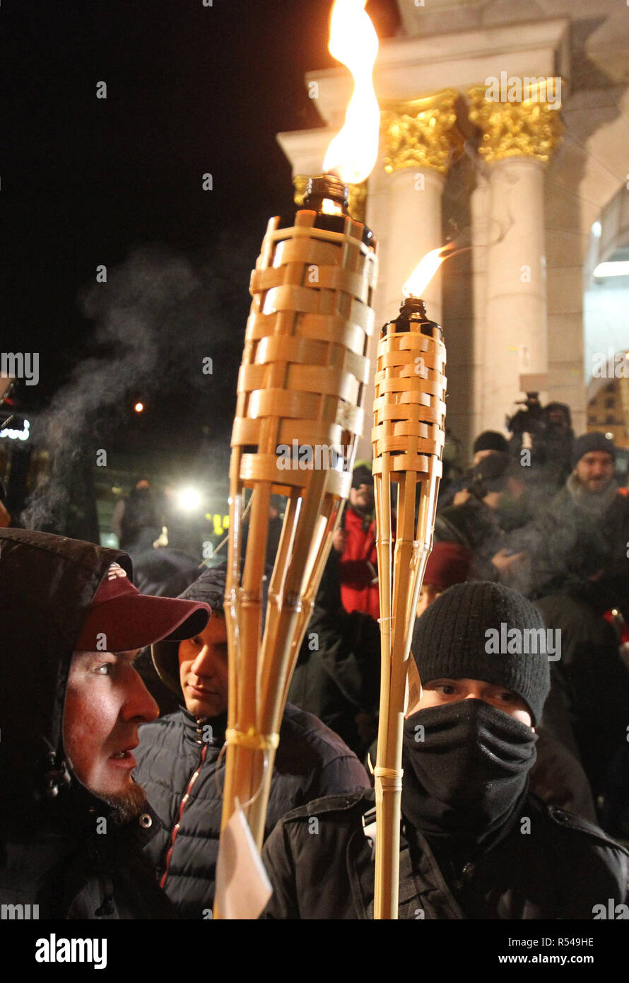 Die demonstranten gesehen halten Fackeln während einer Fackel März in Kiew. Die Aktivisten statt März für Gerechtigkeit für die Demonstranten getötet am EuroMaidan Revolution im Jahr 2014 und für die Untersuchung von Verbrechen zu bitten. Stockfoto