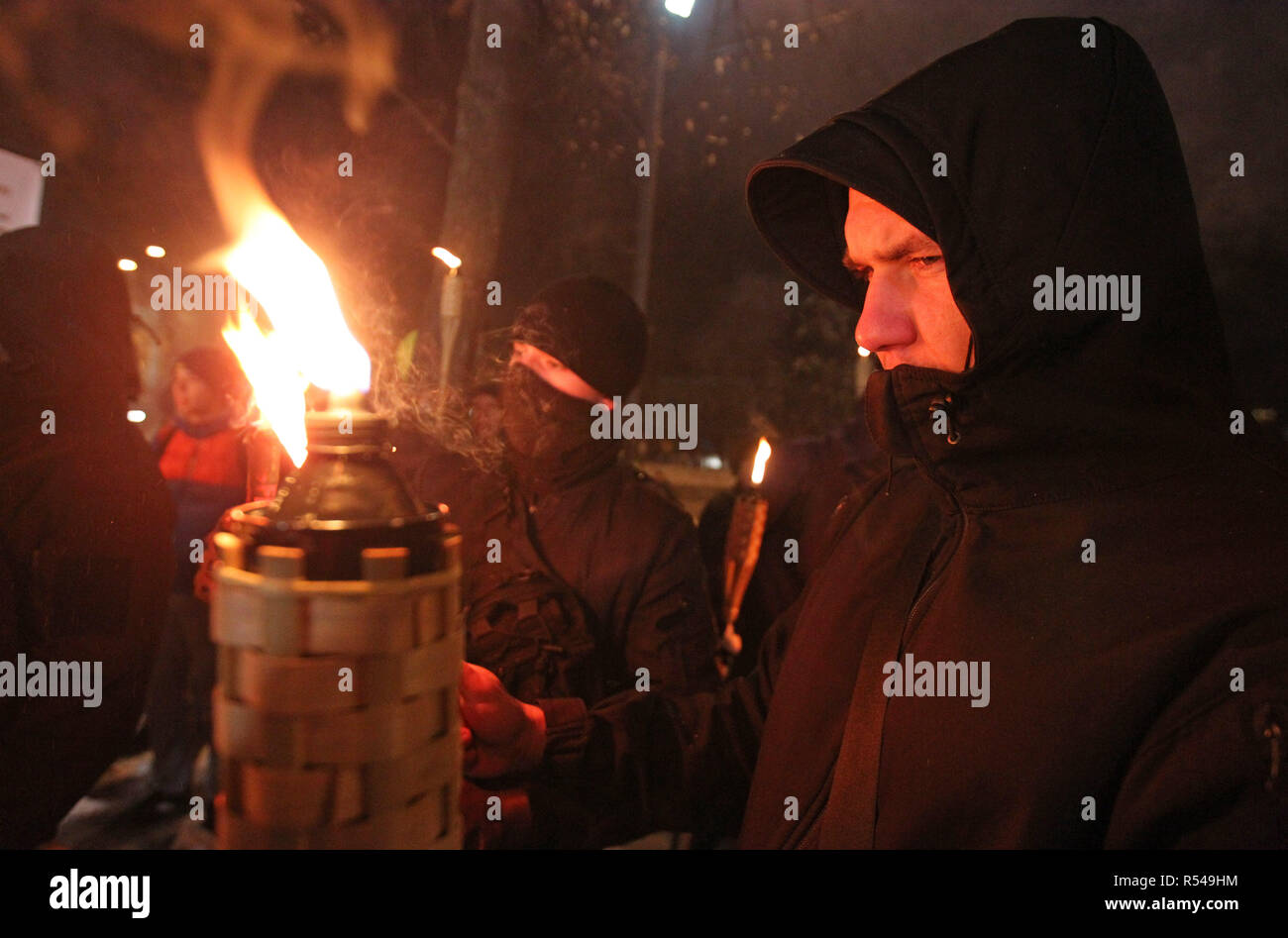 Die demonstranten gesehen halten Fackeln während einer Fackel März in Kiew. Die Aktivisten statt März für Gerechtigkeit für die Demonstranten getötet am EuroMaidan Revolution im Jahr 2014 und für die Untersuchung von Verbrechen zu bitten. Stockfoto