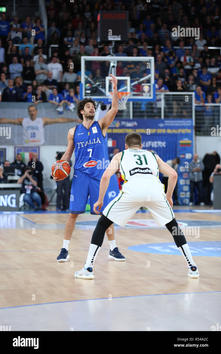 Brescia, Italien. 29 Nov, 2018. FIBA Basketball WM-Qualifikation: Italien gegen Litauen, Brescia, Italien. Luca Vitali für Italien fordert eine offensive system Credit: Mickael Chavet/Alamy leben Nachrichten Stockfoto