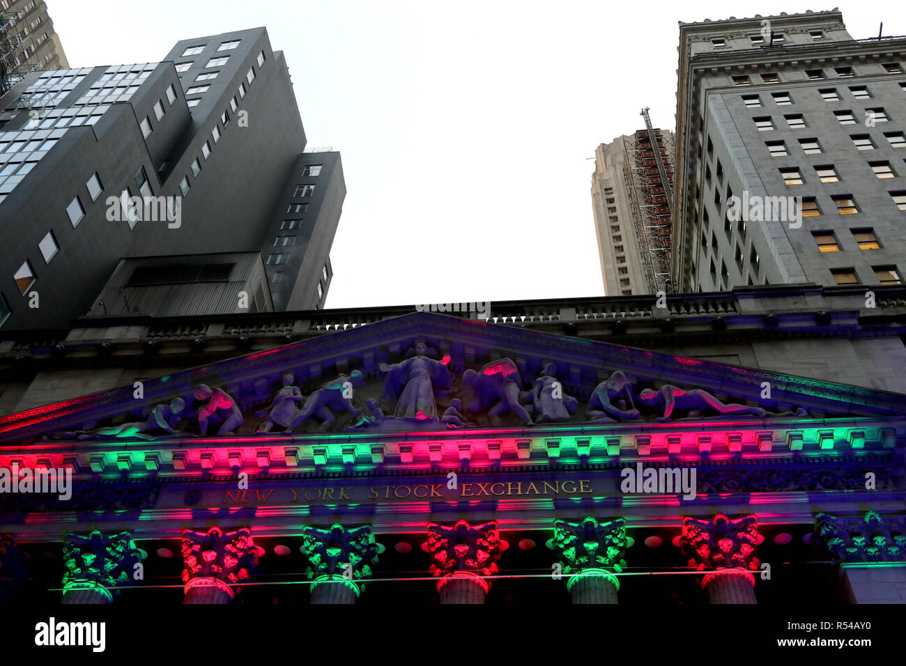 New York City, New York, USA. 29 Nov, 2018. Der New York Stock Exchange feiert seinen 90 Fünftel (95) jährliche Weihnachtsbaum Zeremonie am 29. November 2018, außerhalb der berühmten Wall Street in Lower Manhattan. Der Baum Beleuchtung Zeremonie inklusive Unterhaltung und eine Bühne, die empfohlene Interviews mit bekannten Persönlichkeiten. Credit: G. Ronald Lopez/ZUMA Draht/Alamy leben Nachrichten Stockfoto