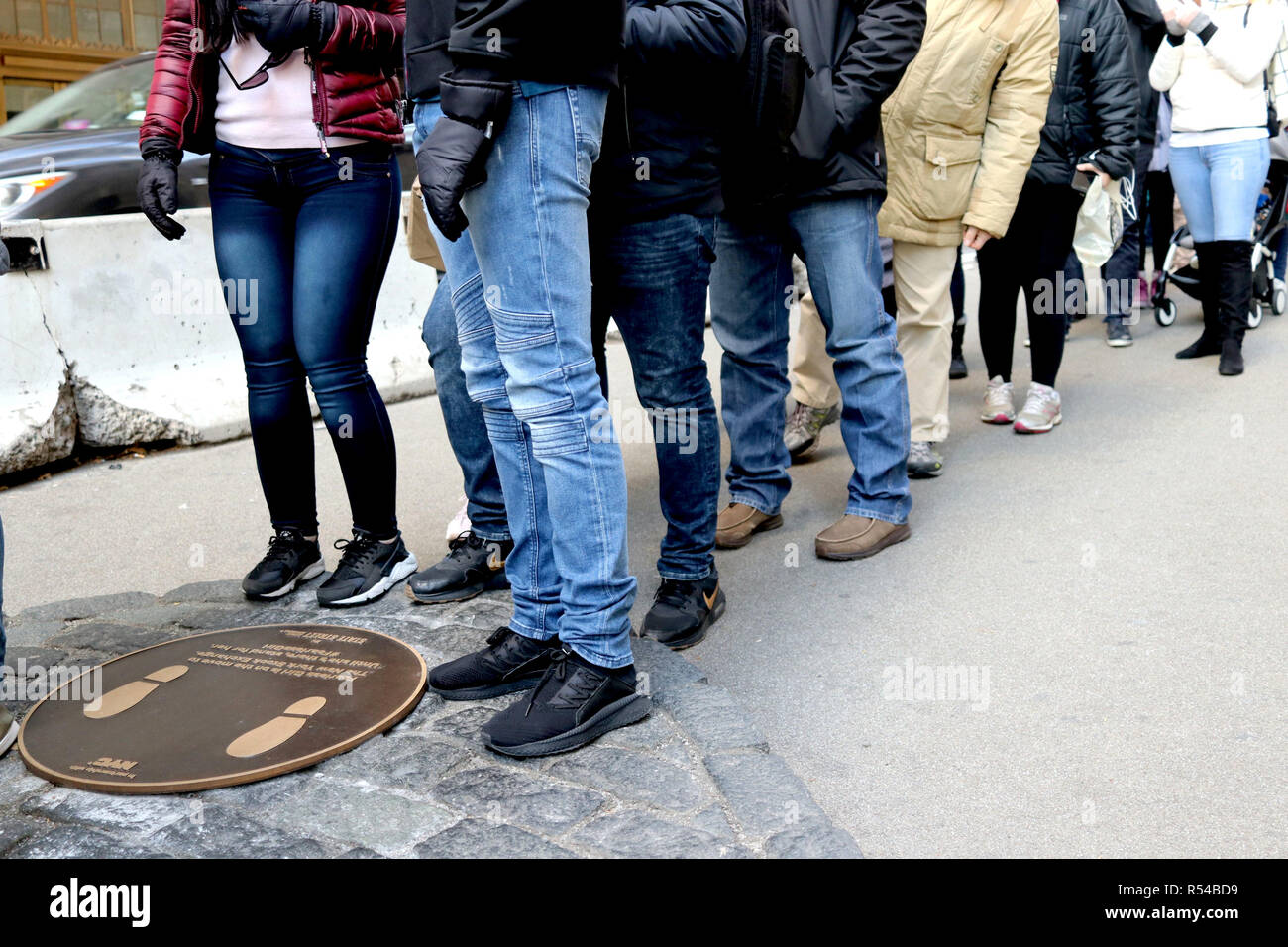 New York, NY, USA. 29 Nov, 2018. Die Besitzer der geliebten Vier (4) Fuß hohen Bronzestatue, wurde ein kraftvolles Symbol für Einheimische und Besucher des Empowerment von Frauen starrte den "wütenden Stier, "der Wall Street ist in Bewegung. Kontroverse mit dem "Stier", Artist, der furchtlose Mädchen ist an der Wall Street von 31. Dez. 2018 verlegt werden, Eigentümer von State Street Global Advisors, sagte. Eigentümern eine Plakette, wo sie einst standen die Menschen zu "stand für sie." © 2018 G. Ronald Lopez/DigiPixsAgain. us/AlamyLive Nachrichten Stockfoto