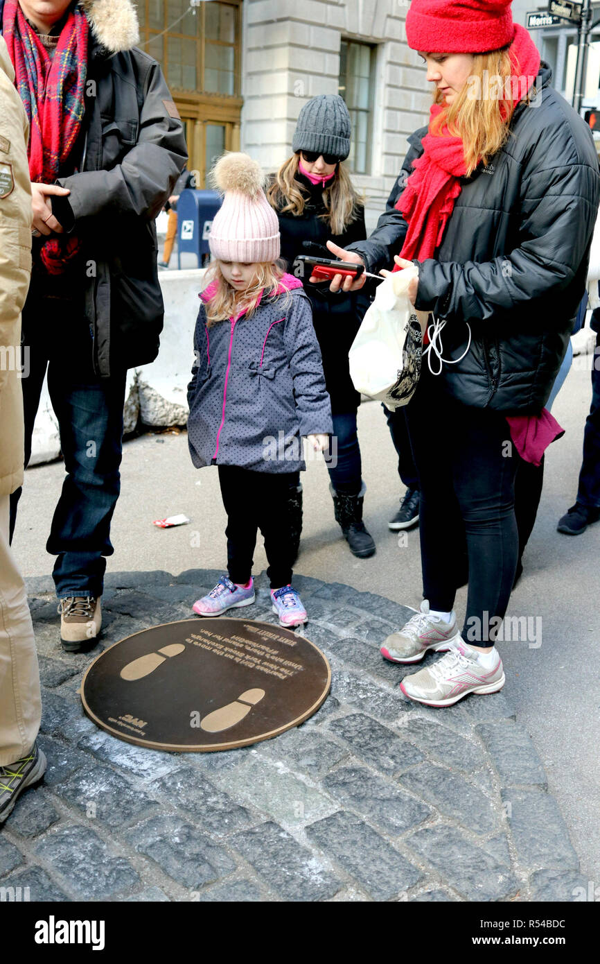 New York, NY, USA. 29 Nov, 2018. Die Besitzer der geliebten Vier (4) Fuß hohen Bronzestatue, wurde ein kraftvolles Symbol für Einheimische und Besucher des Empowerment von Frauen starrte den "wütenden Stier, "der Wall Street ist in Bewegung. Kontroverse mit dem "Stier", Artist, der furchtlose Mädchen ist an der Wall Street von 31. Dez. 2018 verlegt werden, Eigentümer von State Street Global Advisors, sagte. Eigentümern eine Plakette, wo sie einst standen die Menschen zu "stand für sie." © 2018 G. Ronald Lopez/DigiPixsAgain. us/AlamyLive Nachrichten Stockfoto