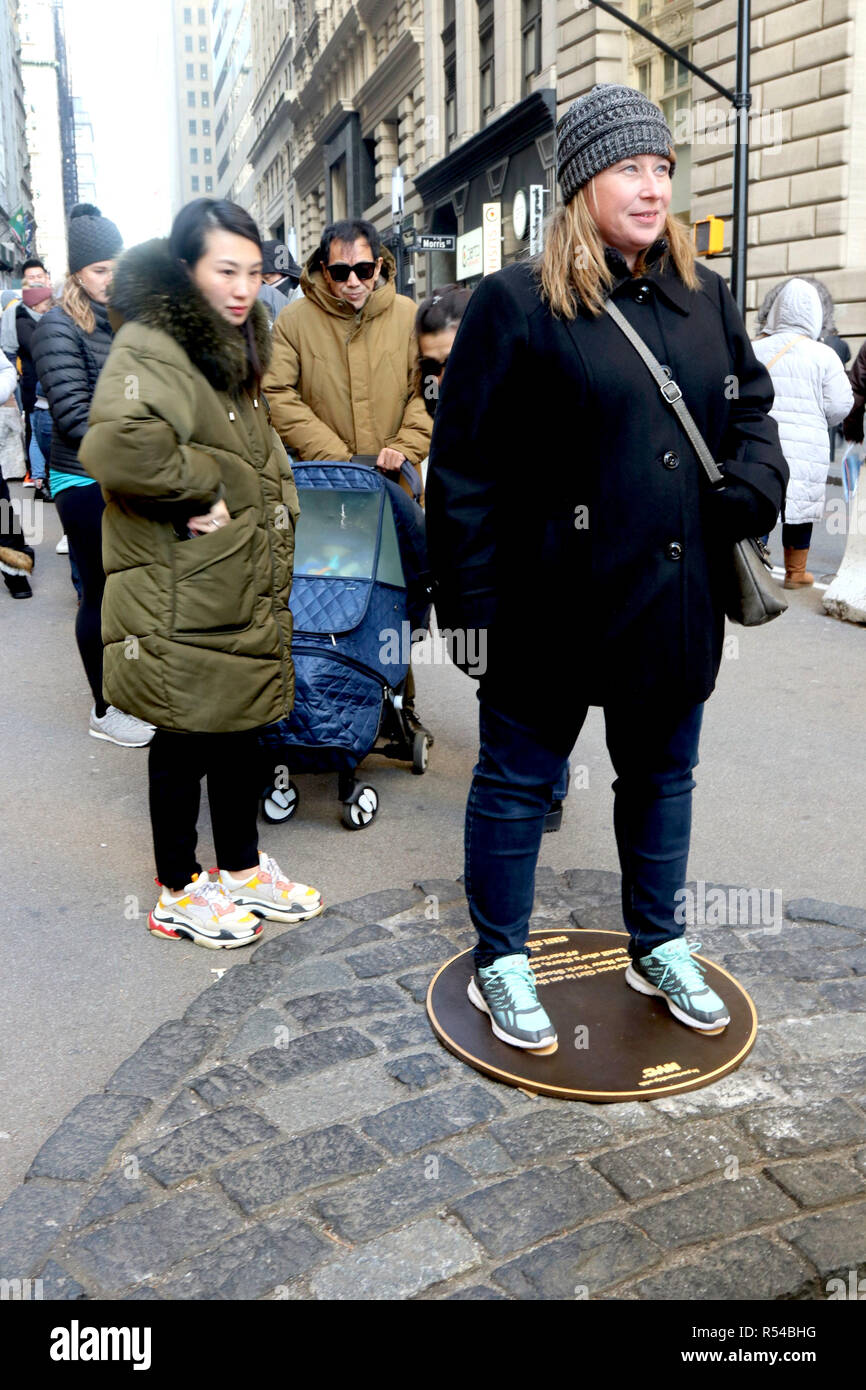 New York City, New York, USA. 29 Nov, 2018. Die Besitzer der geliebten Vier (4) Fuß hohen Bronzestatue, wurde ein kraftvolles Symbol für Einheimische und Besucher des Empowerment von Frauen, starrte den "wütenden Stier,'' der Wall Street ist in Bewegung. Kontroverse mit dem "Stier", Artist, der furchtlose Mädchen ist an der Wall Street von 31. Dez. 2018 verlegt werden, Eigentümer von State Street Global Advisors, sagte. Eigentümern eine Plakette, wo Sie einmal die Leute standen 'Stand für Sie zu. Credit: G. Ronald Lopez/ZUMA Draht/Alamy leben Nachrichten Stockfoto