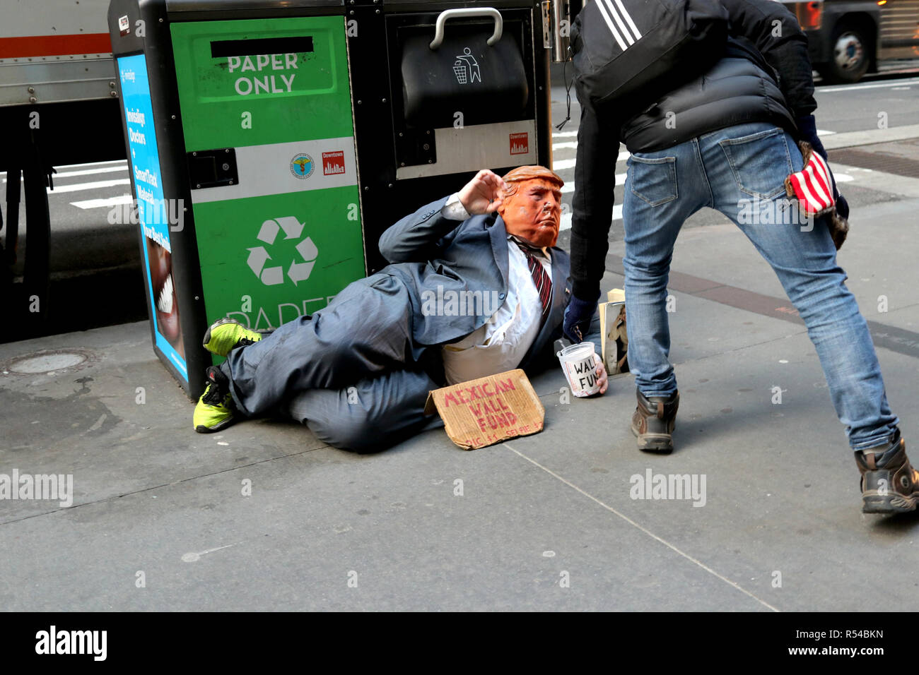 New York, NY, USA. 29 Nov, 2018. An der Wall Street, im Herzen des amerikanischen Kapitalismus gesehen, war ein amerikanischer Patriot sein Teil tun bei der Finanzierung der südlichen Grenze Mauer Donald Trump am 29. November 2018. © 2018 G. Ronald Lopez/DigiPixsAgain. us/AlamyLive Nachrichten Stockfoto