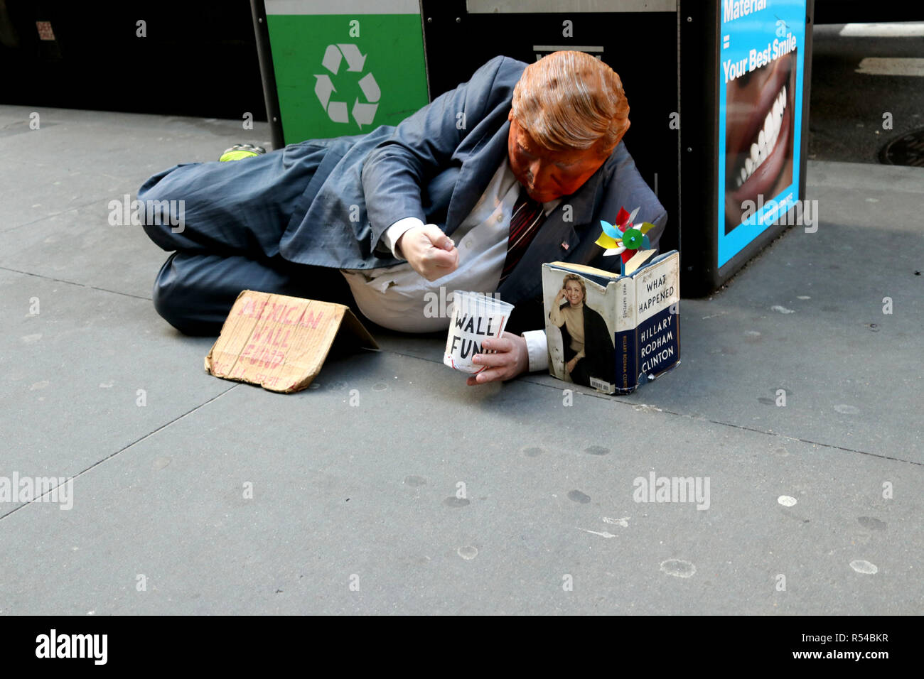 New York, NY, USA. 29 Nov, 2018. An der Wall Street, im Herzen des amerikanischen Kapitalismus gesehen, war ein amerikanischer Patriot sein Teil tun bei der Finanzierung der südlichen Grenze Mauer Donald Trump am 29. November 2018. © 2018 G. Ronald Lopez/DigiPixsAgain. us/AlamyLive Nachrichten Stockfoto