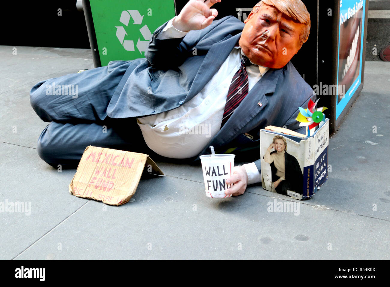 New York, NY, USA. 29 Nov, 2018. An der Wall Street, im Herzen des amerikanischen Kapitalismus gesehen, war ein amerikanischer Patriot sein Teil tun bei der Finanzierung der südlichen Grenze Mauer Donald Trump am 29. November 2018. © 2018 G. Ronald Lopez/DigiPixsAgain. us/AlamyLive Nachrichten Stockfoto