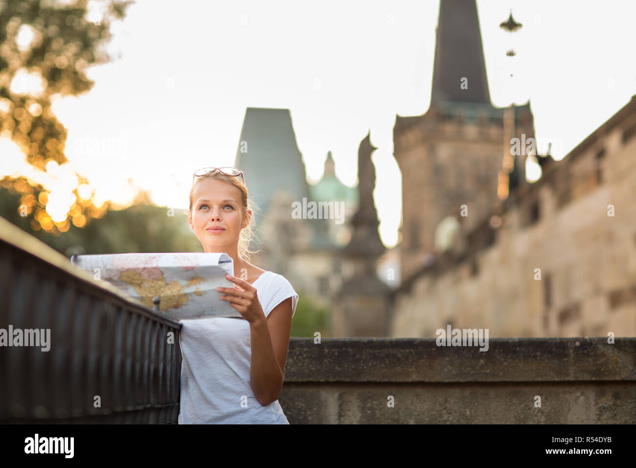 Hübsche junge weibliche touristische Studium eine Karte, genießen die Entdeckung einer neuen Stadt, auf der Suche aufgeregt (flacher DOF Farbe getonte Bild) Stockfoto