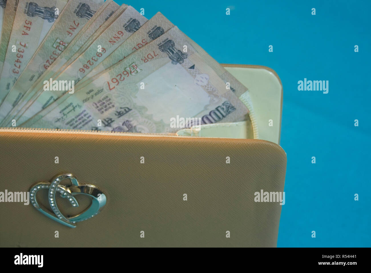 Nahaufnahme der indischen Banknoten in der Brieftasche 2000,100 Rupien Stockfoto