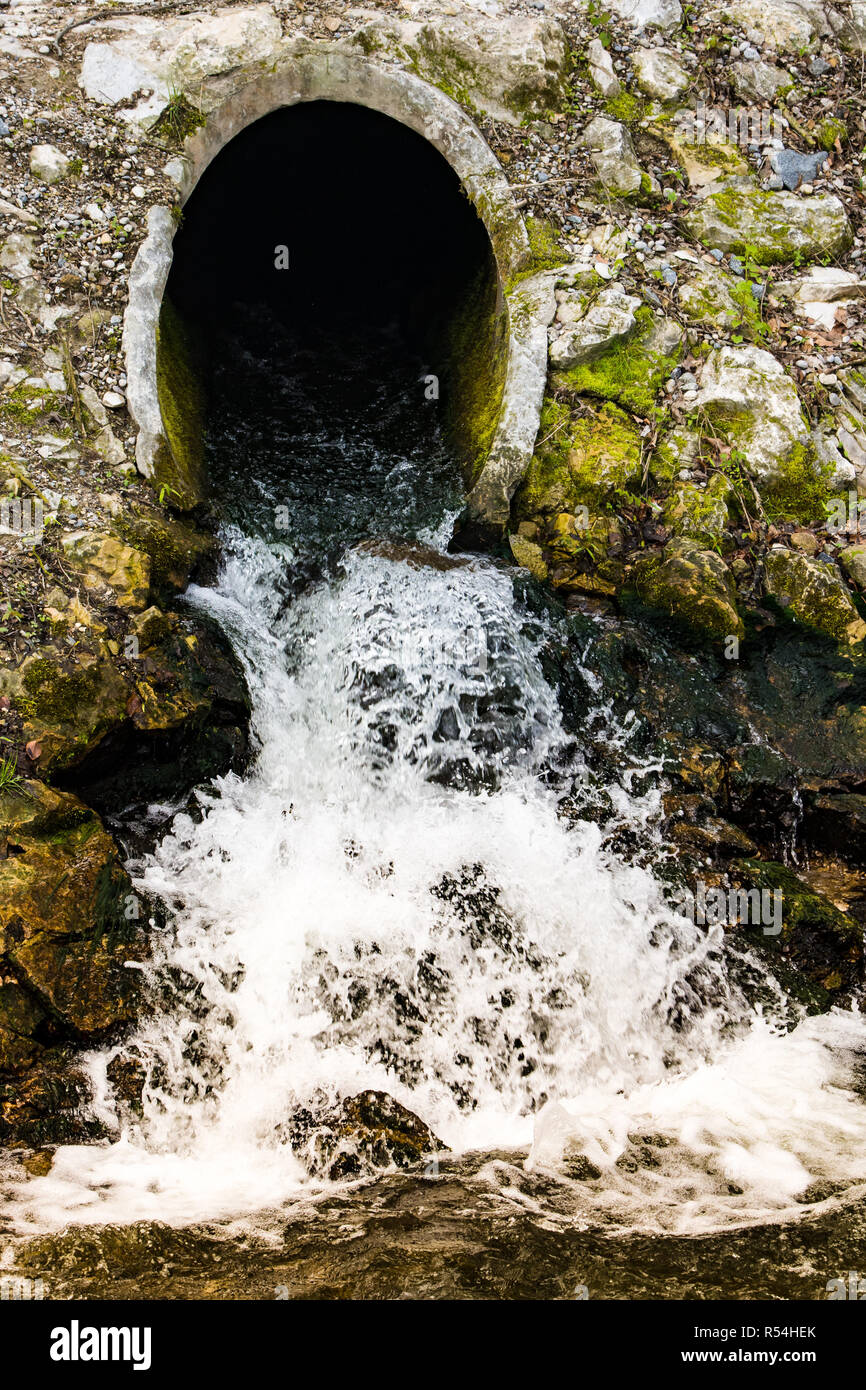 Abwasser aus einer Kläranlage Rohr fließende Stockfoto