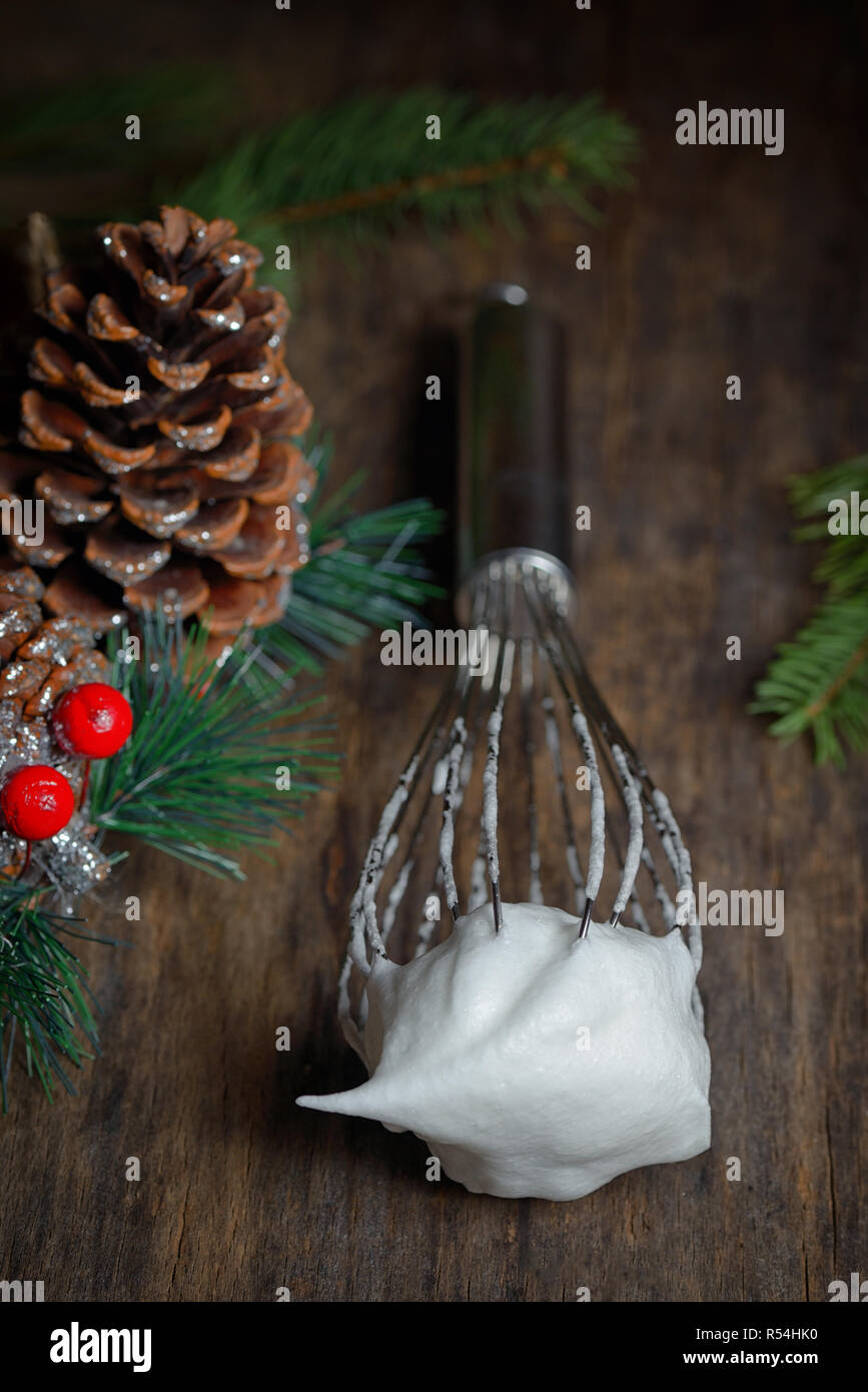 Eischnee an Feiertagen Holztisch Stockfoto