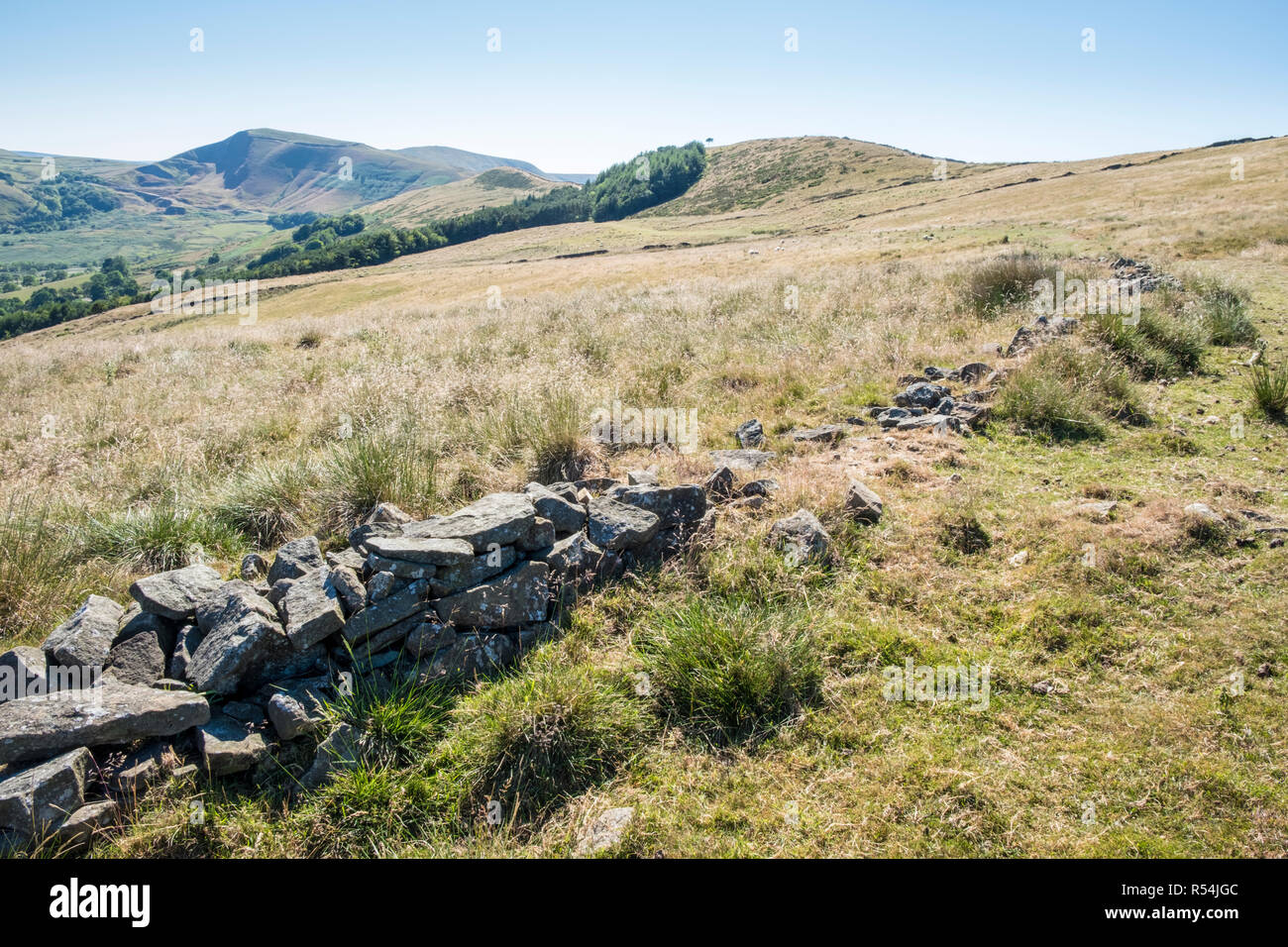 Eine Landschaft der Großen Ridge im Sommer von unten Hügel verlieren zum fernen Mam Tor. Landschaft, Derbyshire Peak District, England, Großbritannien Stockfoto