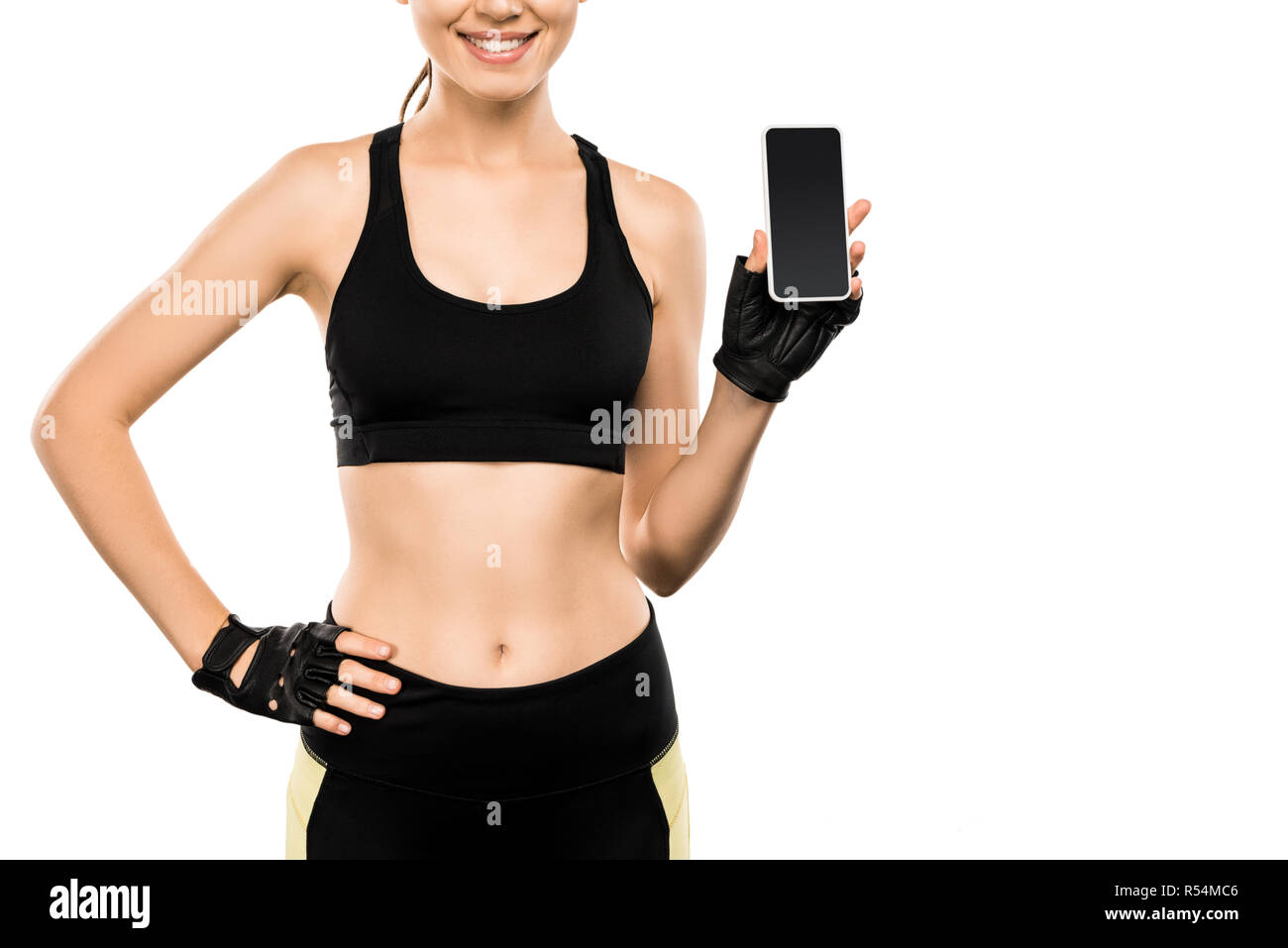 Anzeigen von fit Sportlerin im Gewichtheben Handschuhe smartphone Holding mit leerer Bildschirm isoliert auf weißem 7/8 Stockfoto