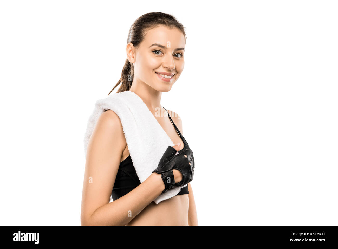 Porträt der schönen Sportlerin im Gewichtheben Handschuhe mit weißen Handtuch isoliert auf weißem Stockfoto